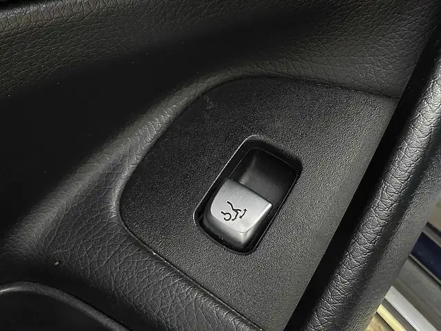 Mercedes-Benz E-Class view 12