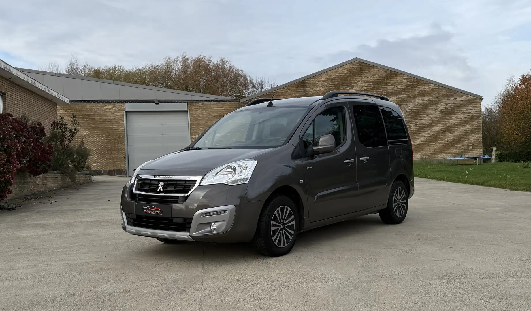 Peugeot Partner 1.2i Ess. ** CarPlay - 94.000km ** Gar 12M Brun - 2