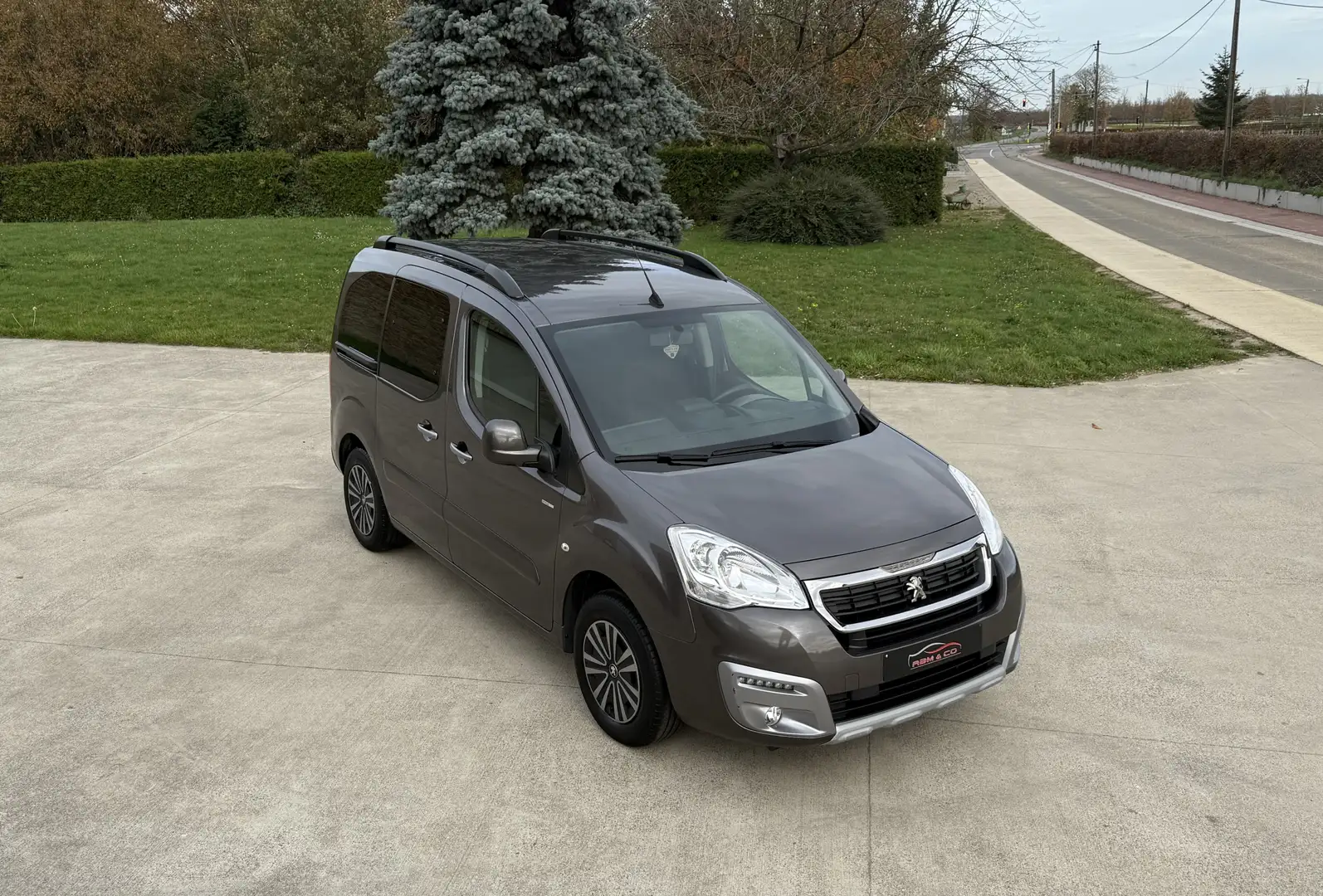 Peugeot Partner 1.2i Ess. ** CarPlay - 94.000km ** Gar 12M Brun - 1