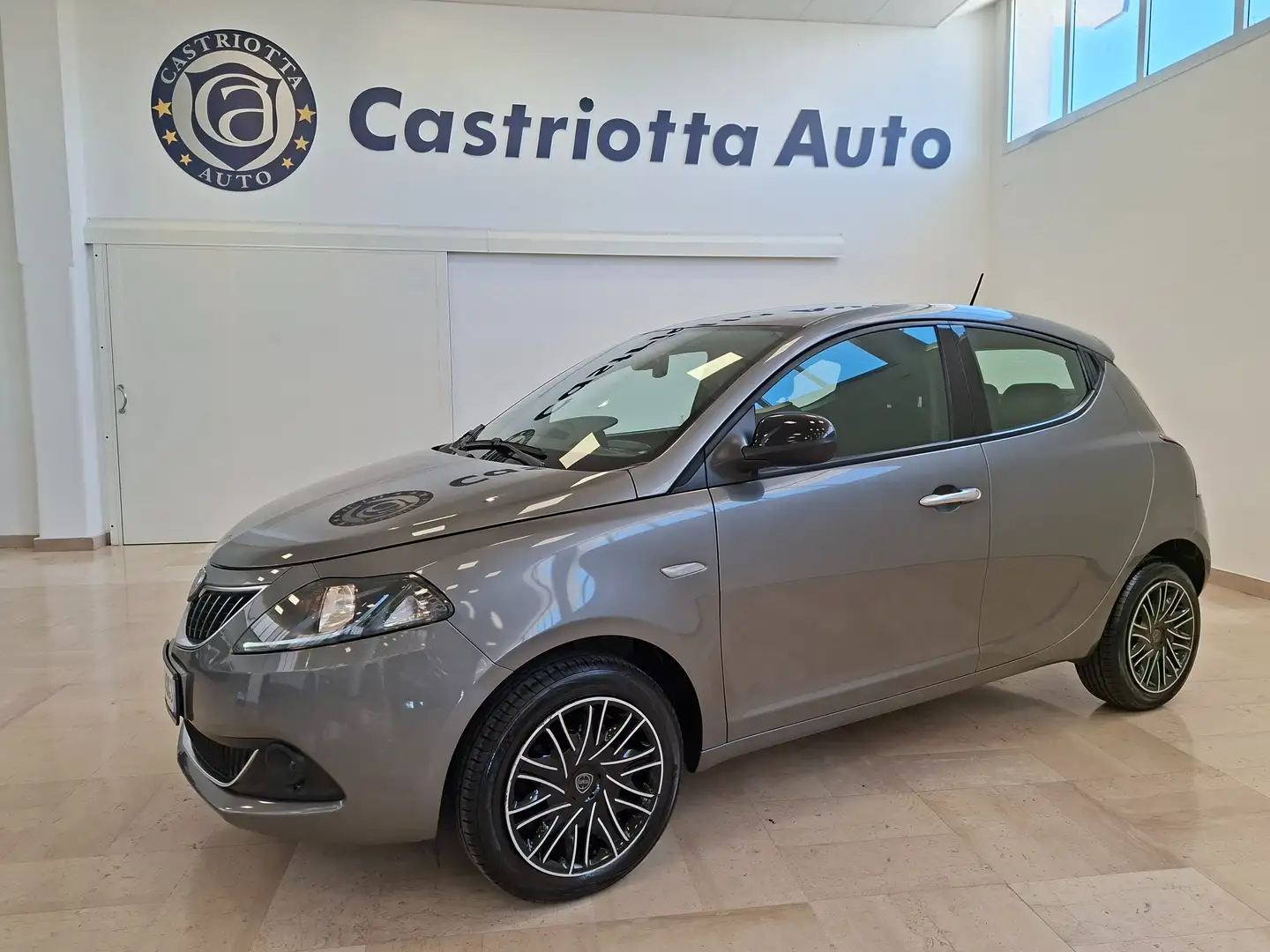 Lancia Ypsilon 1.0 firefly hybrid Gold s&s KM 39.130 !!! Grigio - 1