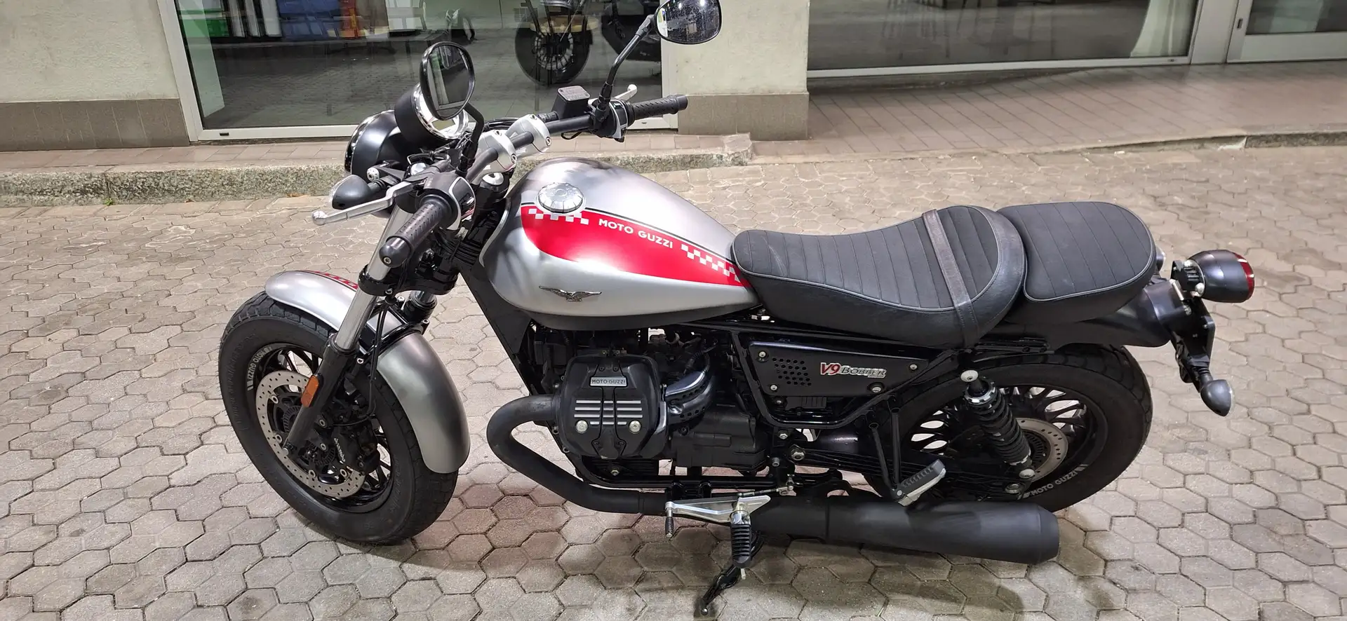 Moto Guzzi V 9 bobber Gris - 2
