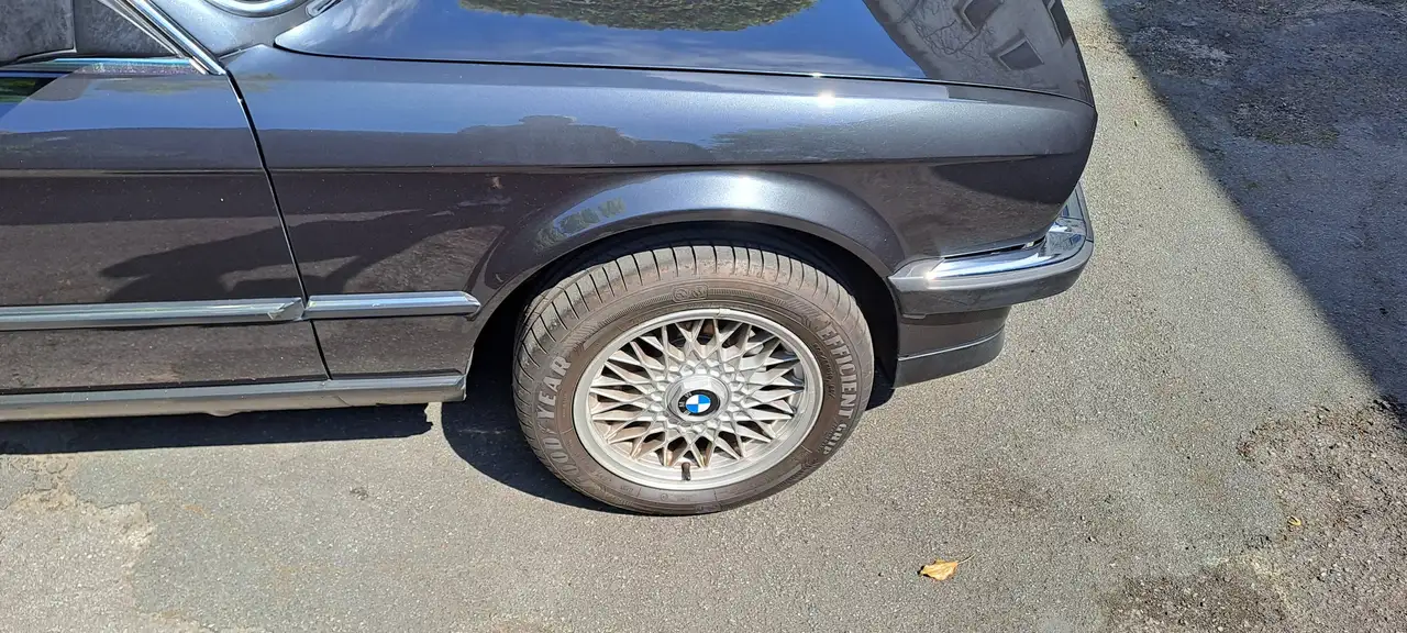 BMW 320i, foto 2