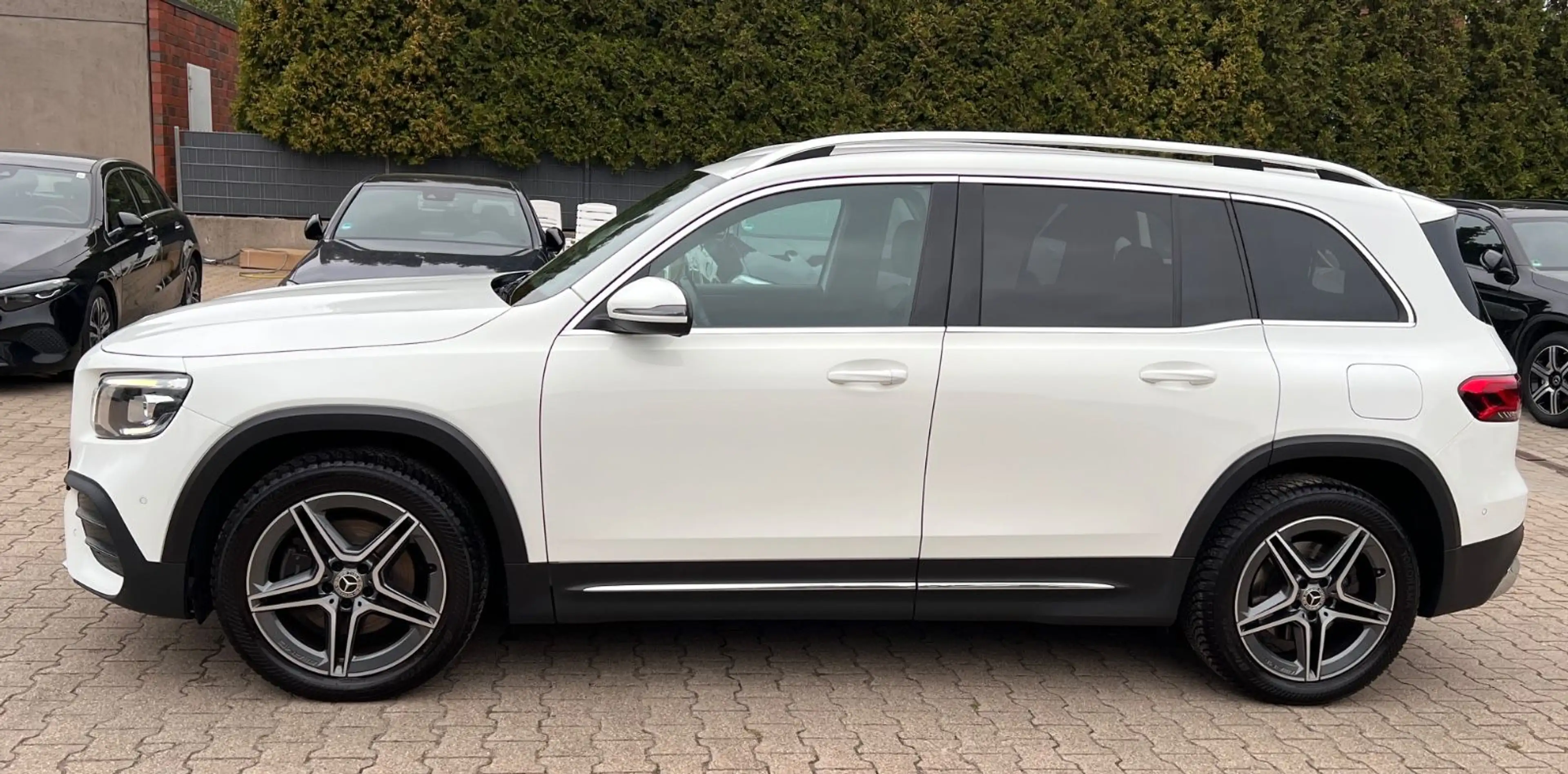 Mercedes-Benz GLB 200 d AMG LINE 8G-DCT-7*SITZER-LEDER-R.CAM- — photo 3