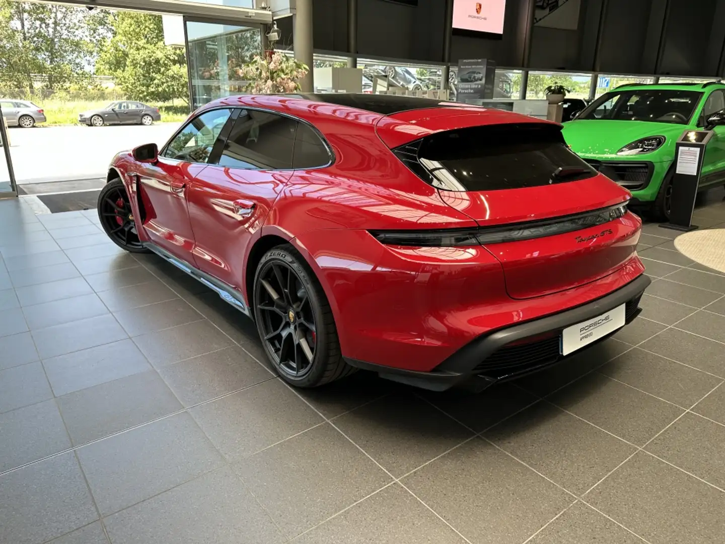 Porsche Taycan GTS Sport Turismo Rood - 2