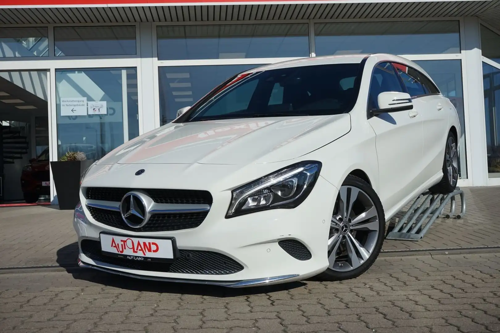 Mercedes-Benz CLA 180 Shooting Brake NAVI SHZ PDC TEMP KAMERA Alb - 2