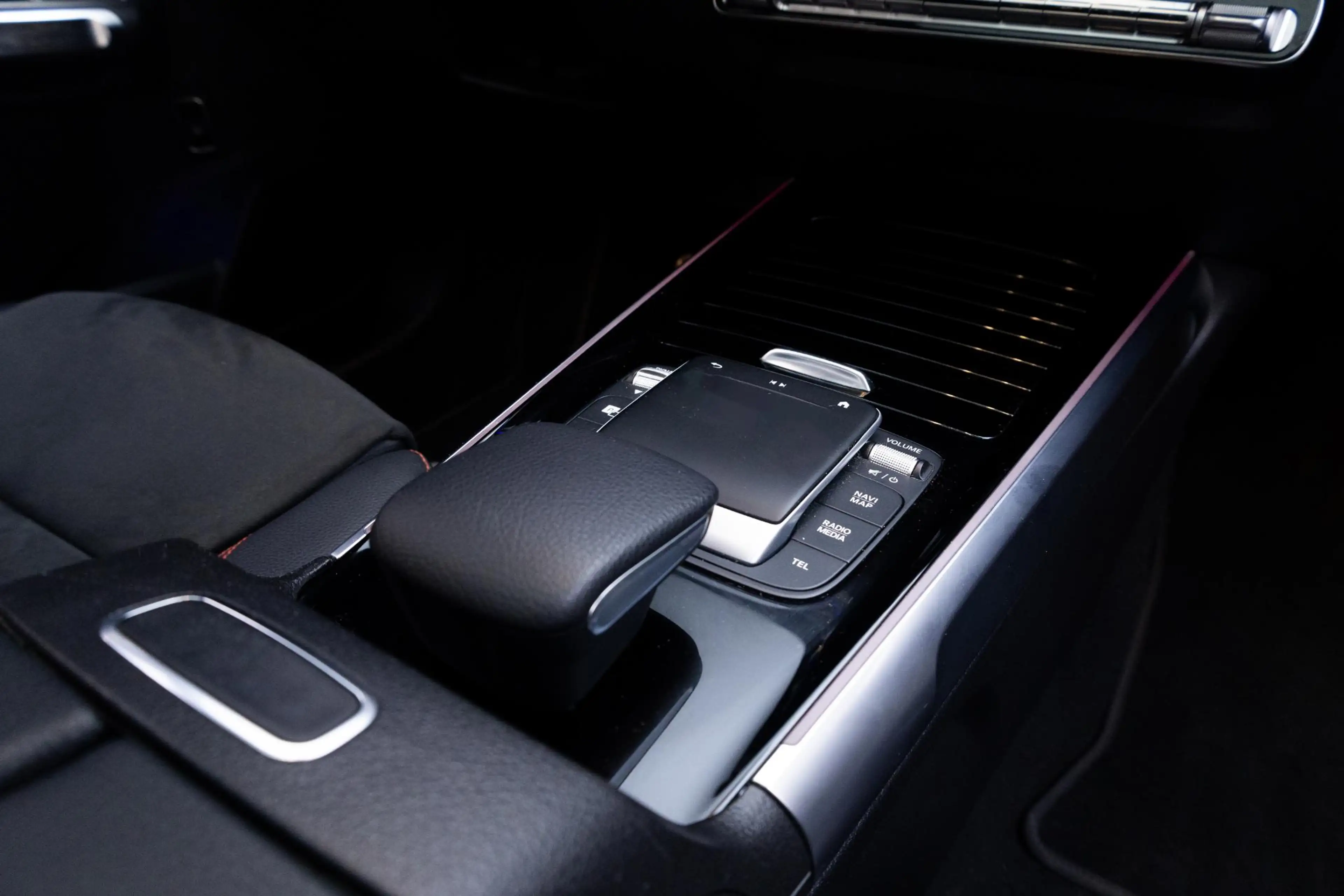 Mercedes-Benz EQB 300 4MATIC AMG Line 7p. 67 kWh | Night | Panoramadak | — photo 8