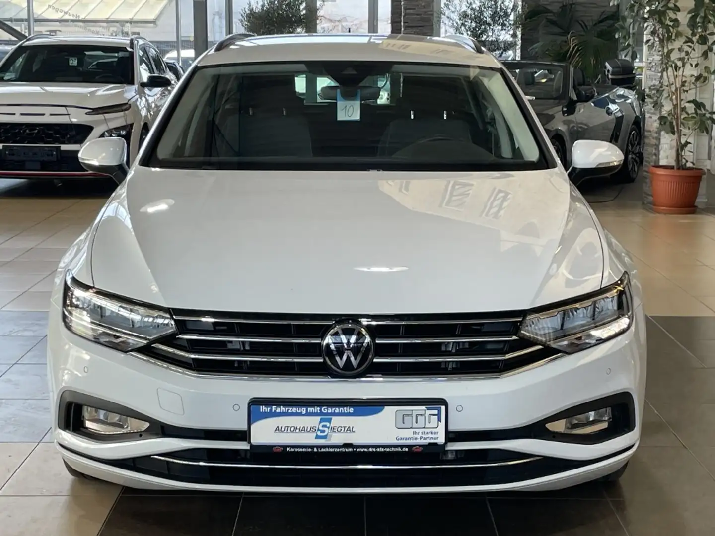 Volkswagen Passat Business ACC AHK LED Navi R.Cam PDC SHZ Білий - 2