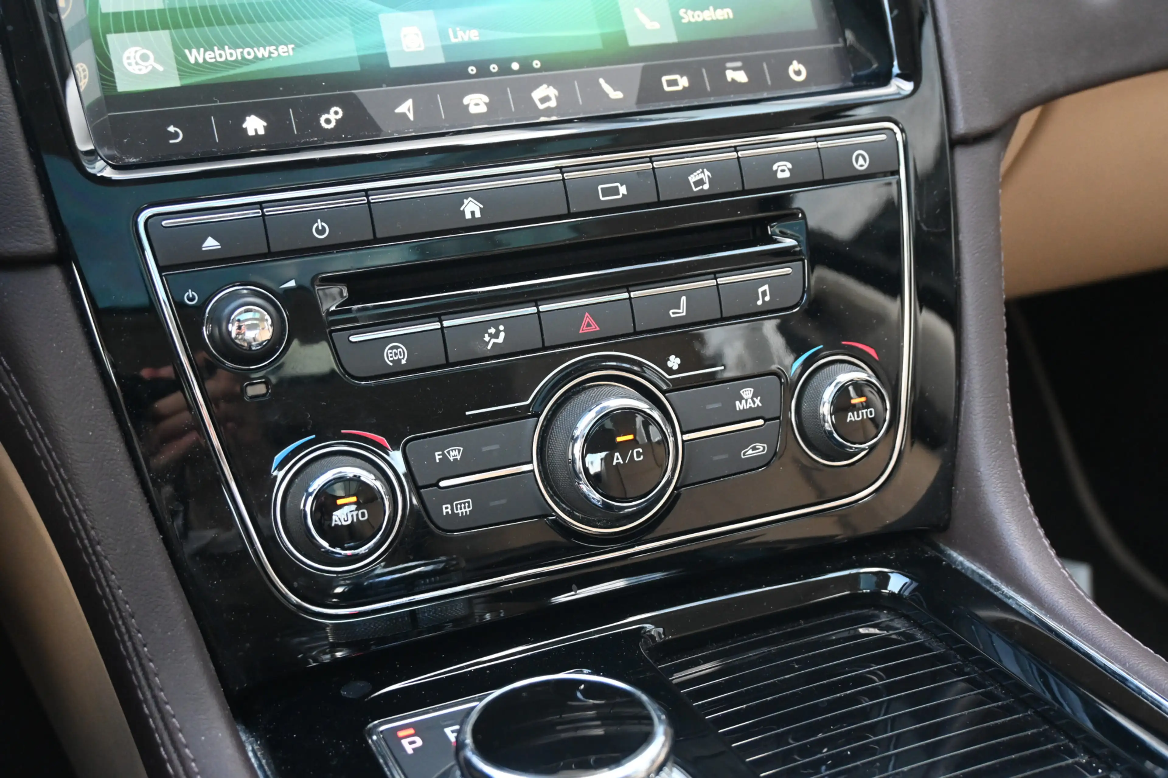 Jaguar XJ 3.0 D Premium Luxury — photo 31