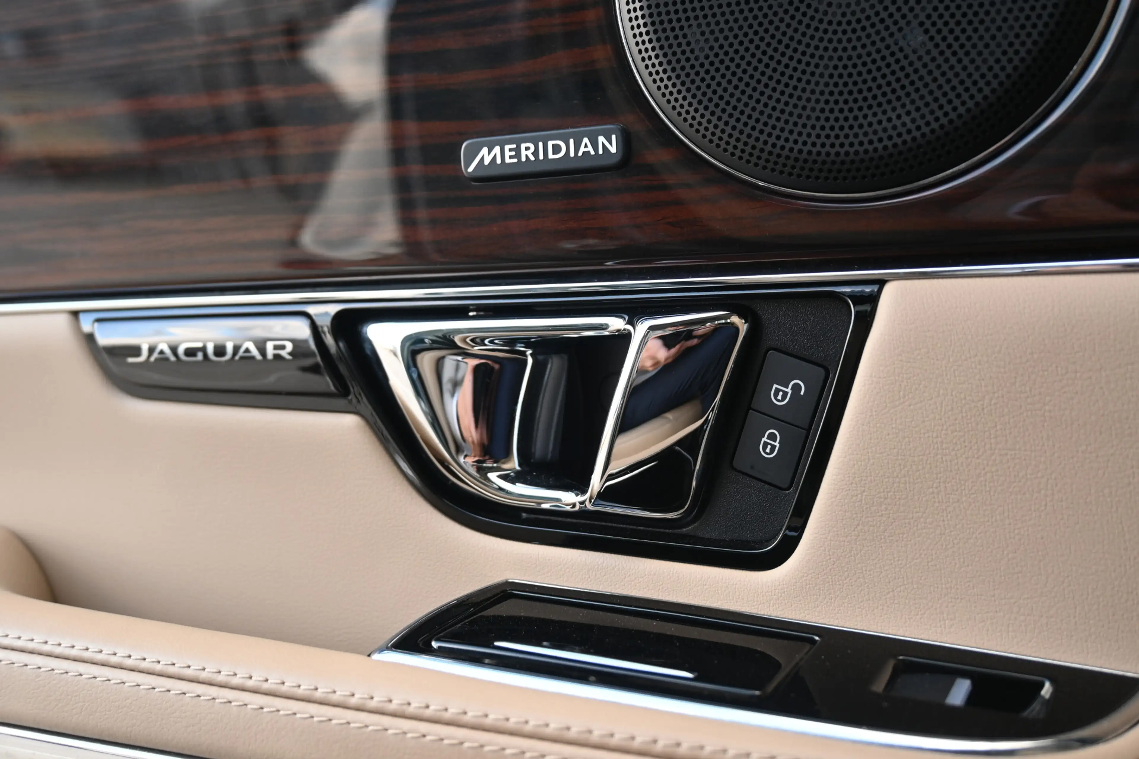 Jaguar XJ 3.0 D Premium Luxury — photo 27