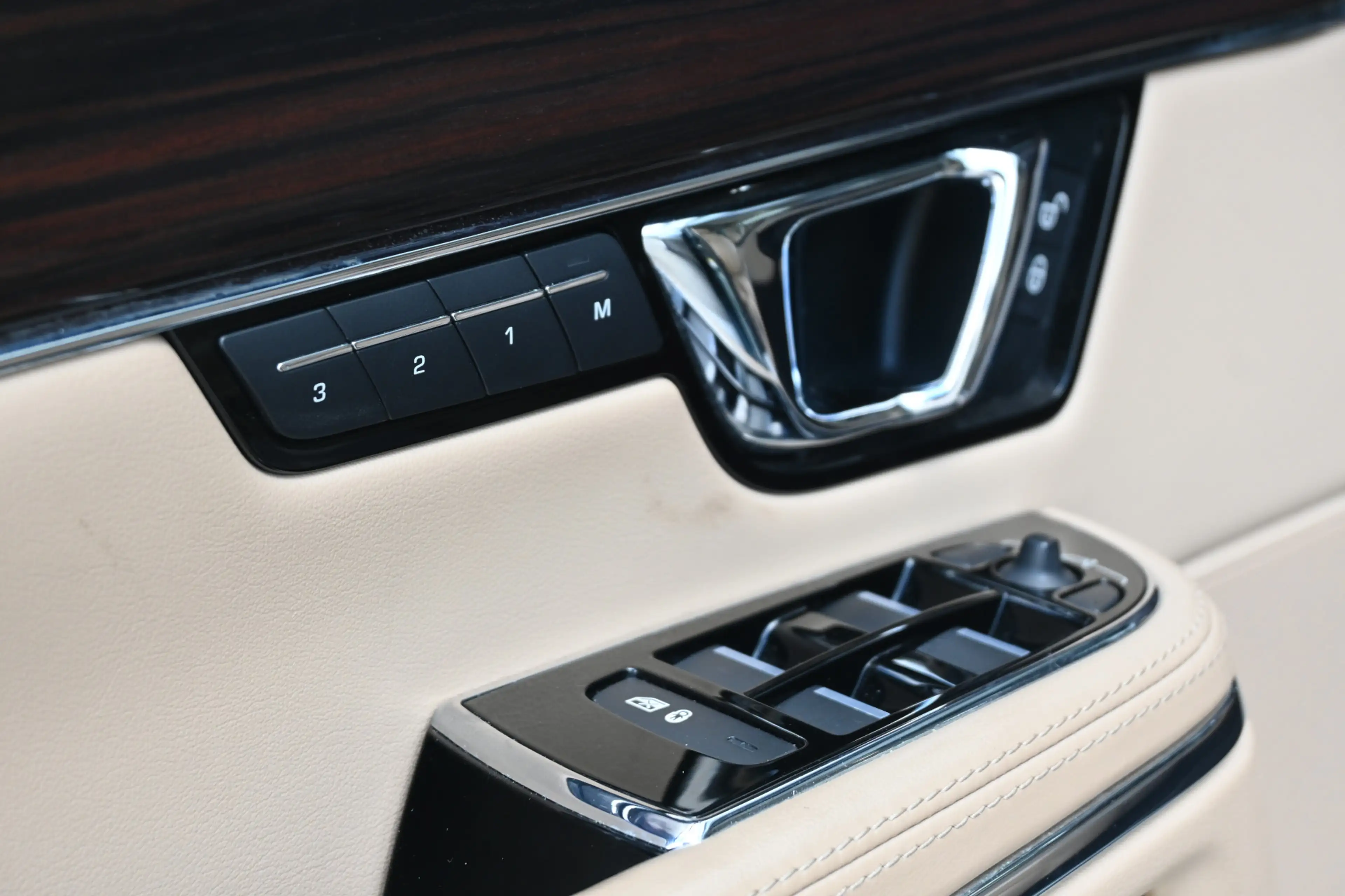 Jaguar XJ 3.0 D Premium Luxury — photo 22