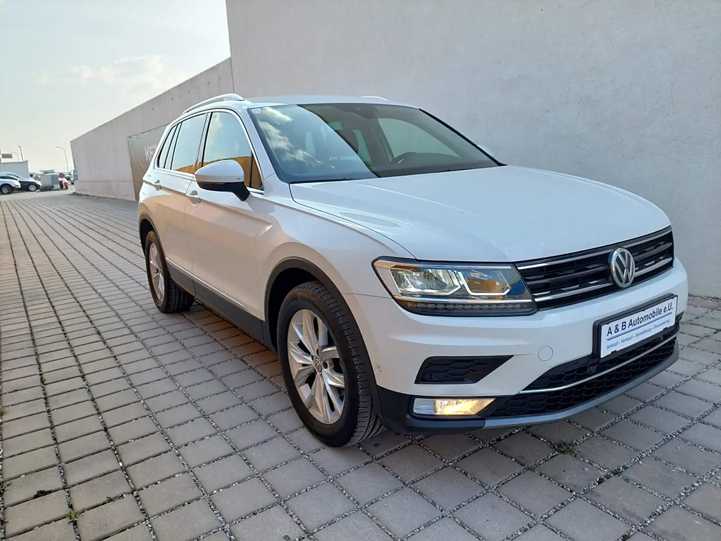Volkswagen Tiguan 2,0 TDI SCR 4Motion Highline sofort Kredit Weiß - 1
