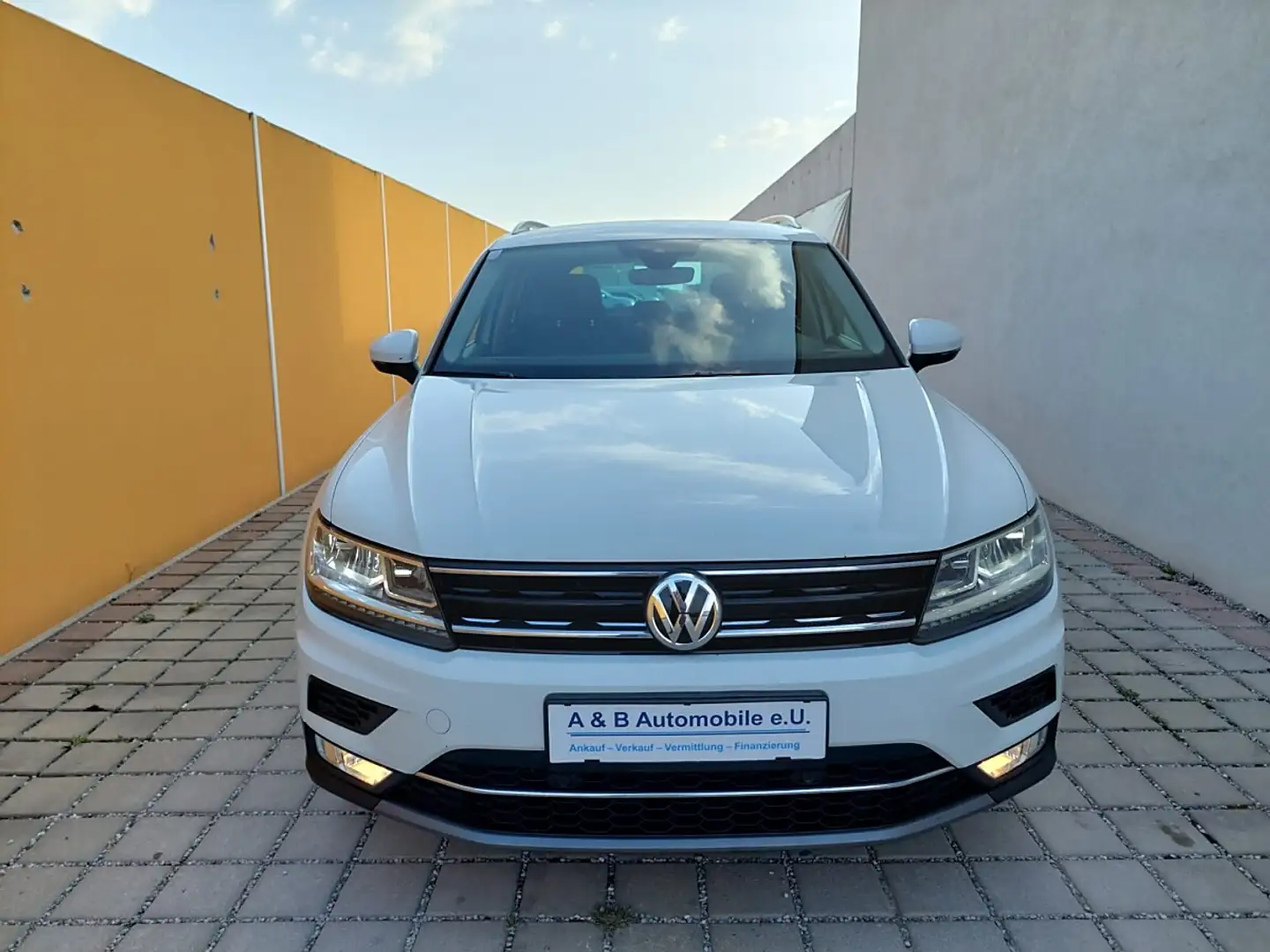 Volkswagen Tiguan 2,0 TDI SCR 4Motion Highline sofort Kredit Weiß - 2