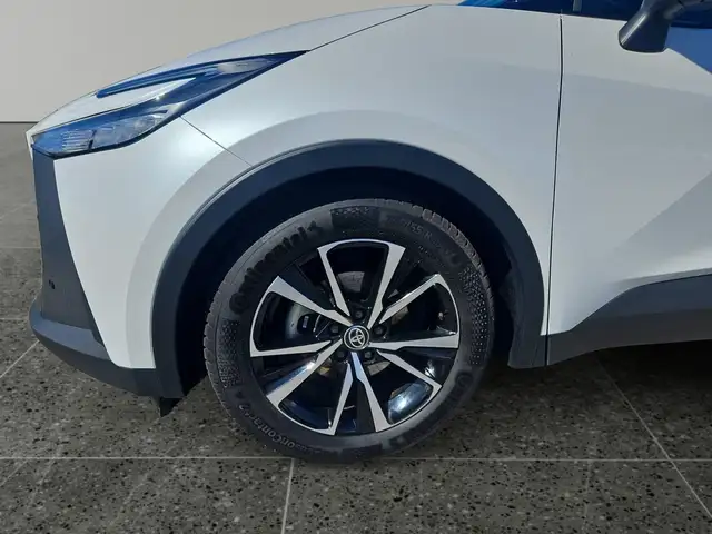 Toyota C-HR view 15