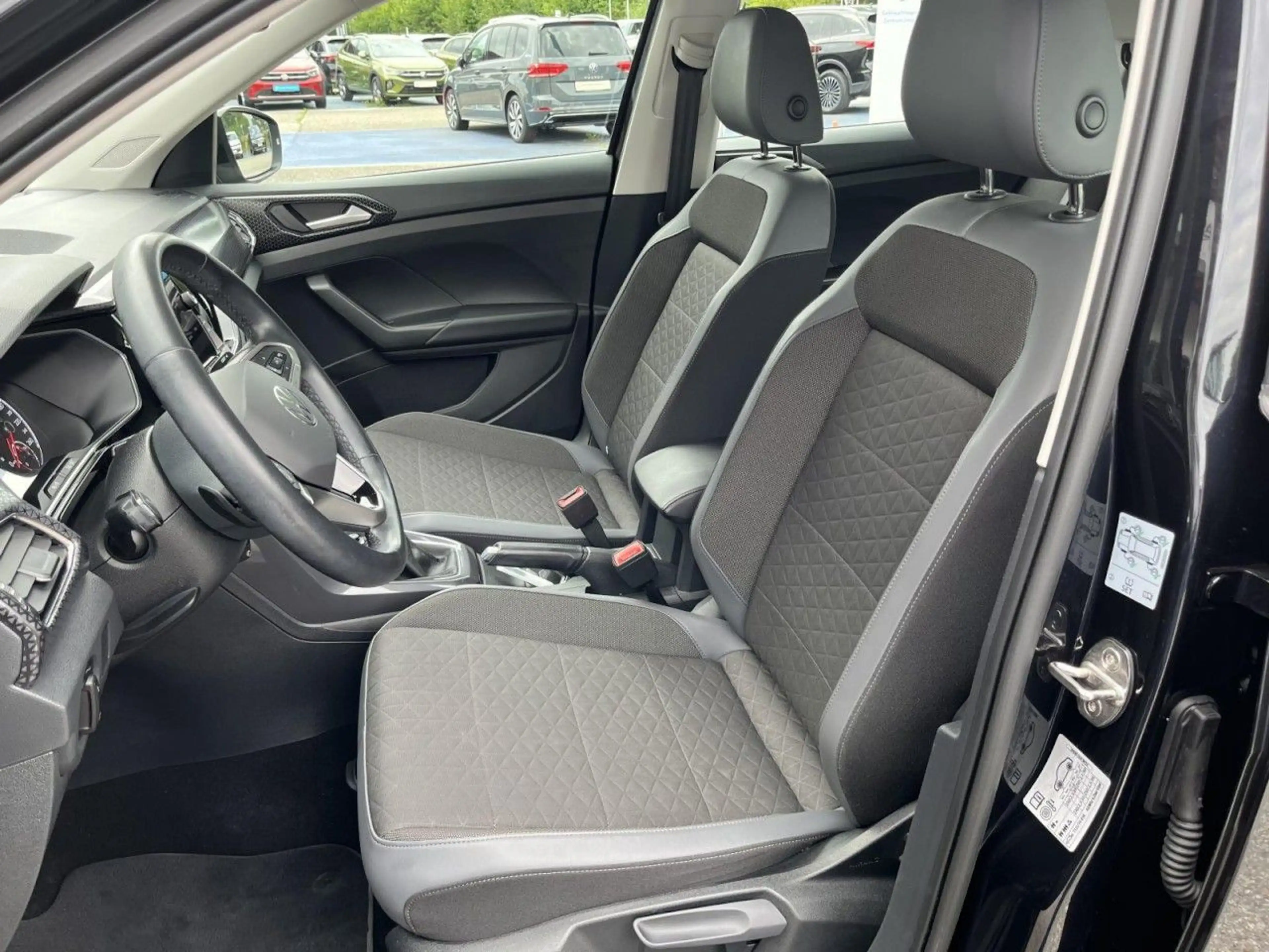 Volkswagen T-Cross 1,0 TSI Style (LED+RearView+ACC) — photo 8