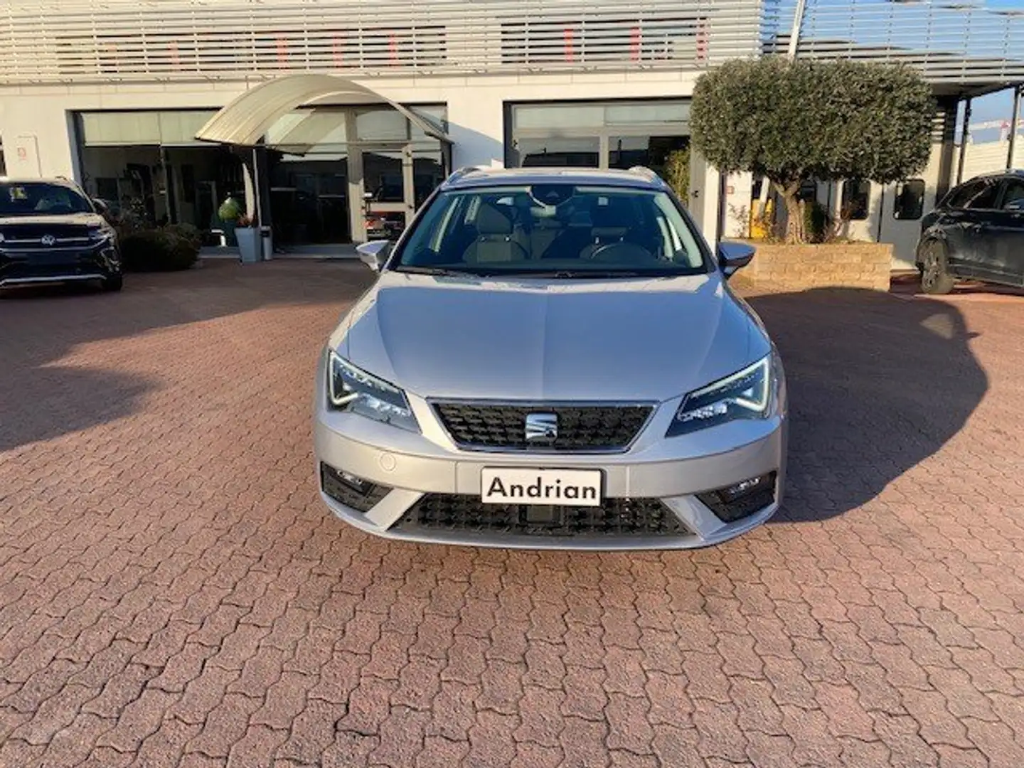 SEAT Leon 1.5 TGI DSG ST Style//TANTO SPAZIO , POCHI CONSUMI Argento - 2