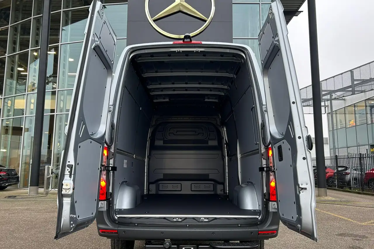 Mercedes-Benz 320 2026