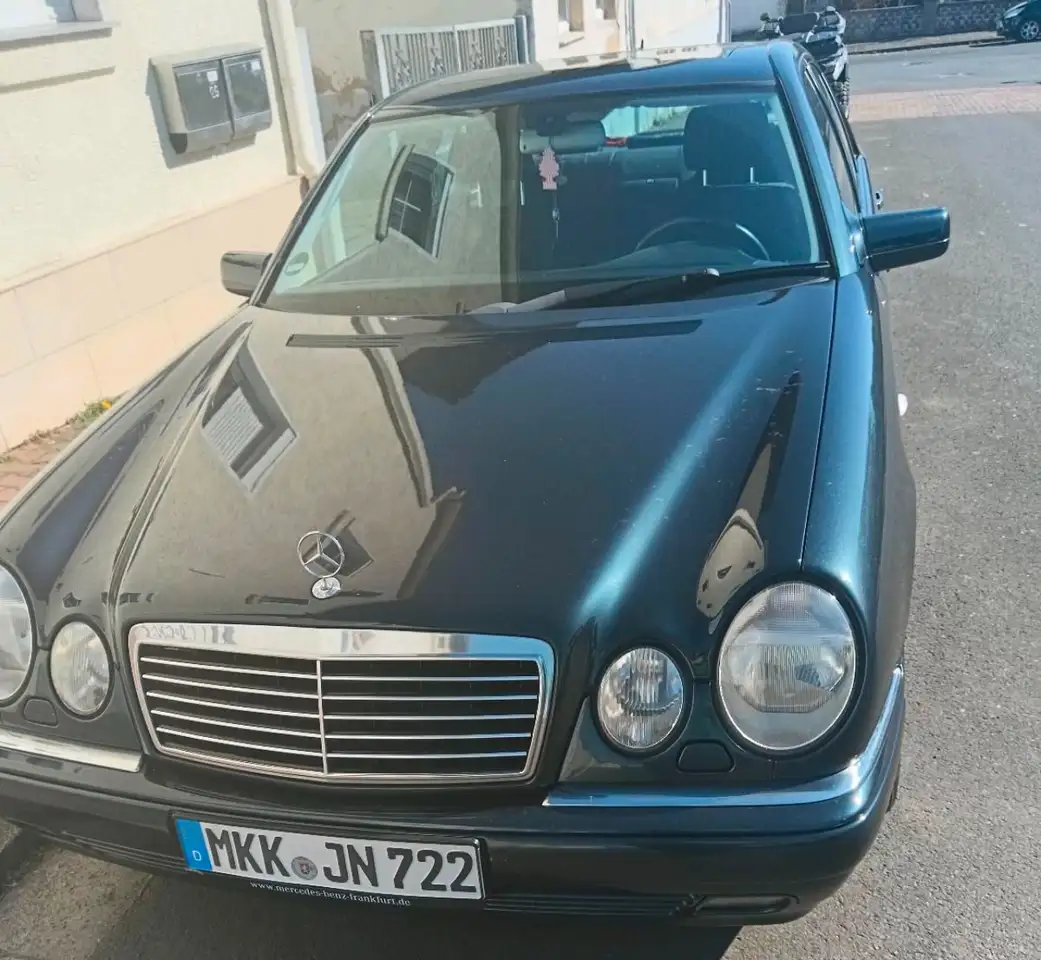 Mercedes-Benz E 240