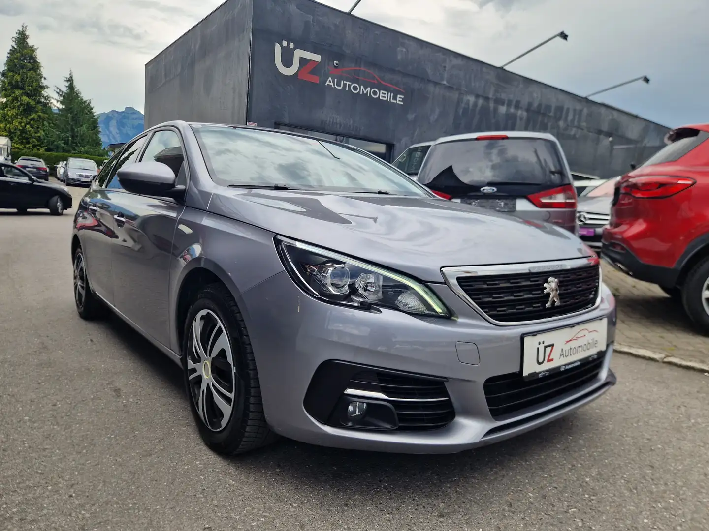 Peugeot 308 *** AUTOMATIK *** Active Grau - 2