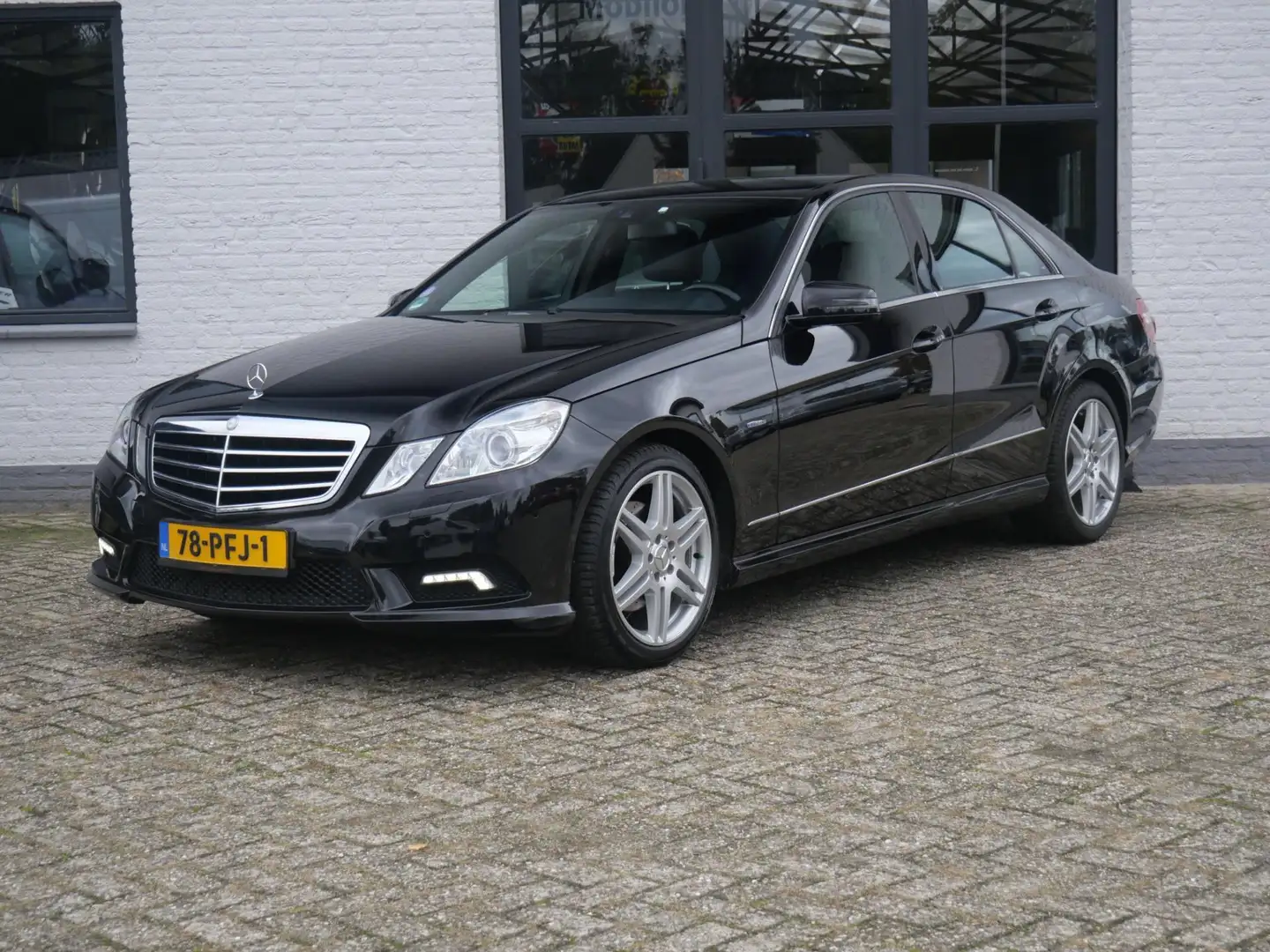 Mercedes-Benz E 200 CGI Avantgarde Amg Ecc Xenon Navi 167.000km !!! Or Zwart - 1