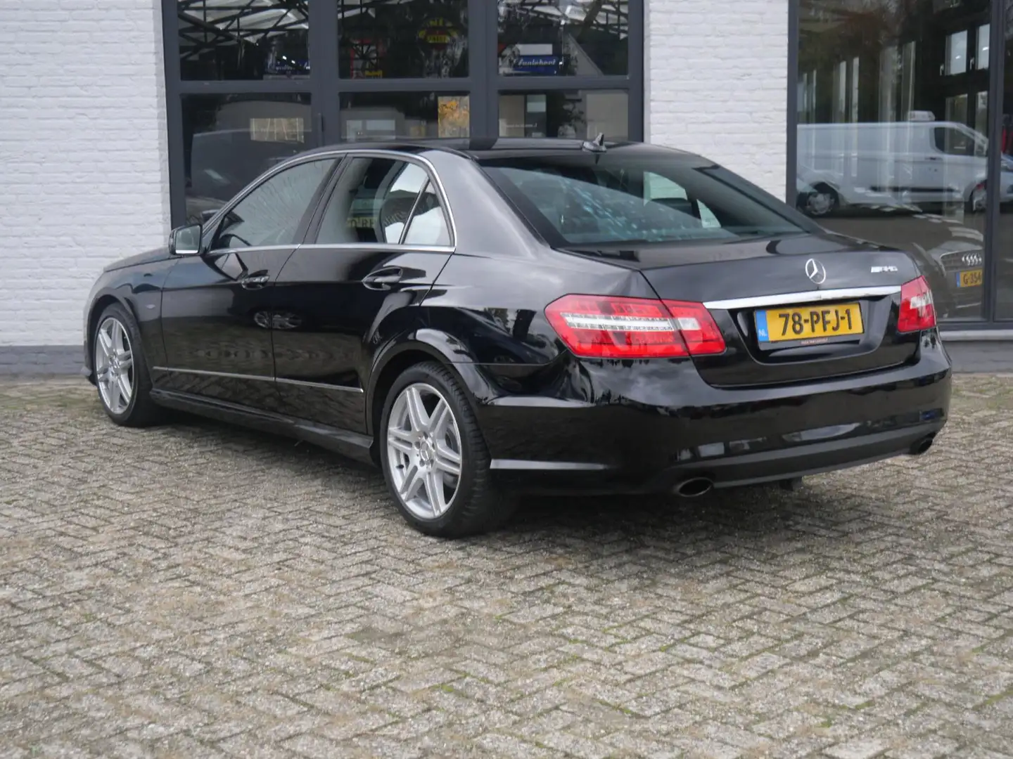 Mercedes-Benz E 200 CGI Avantgarde Amg Ecc Xenon Navi 167.000km !!! Or Zwart - 2