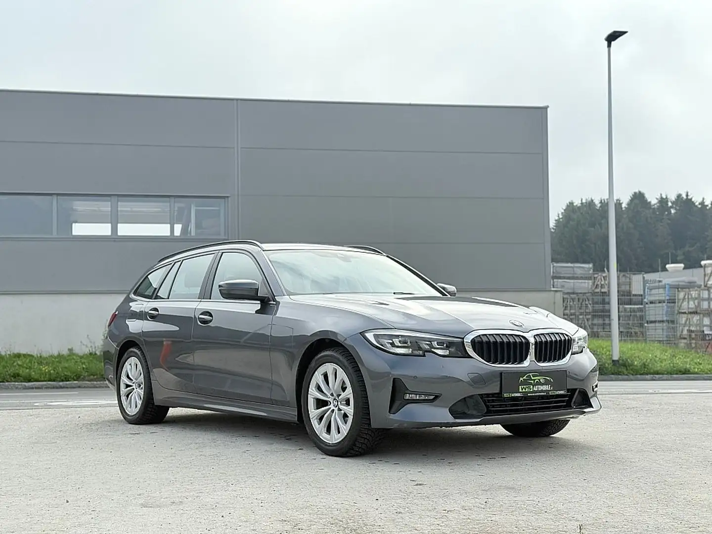 BMW 320 d xDrive Touring Aut. Grau - 2