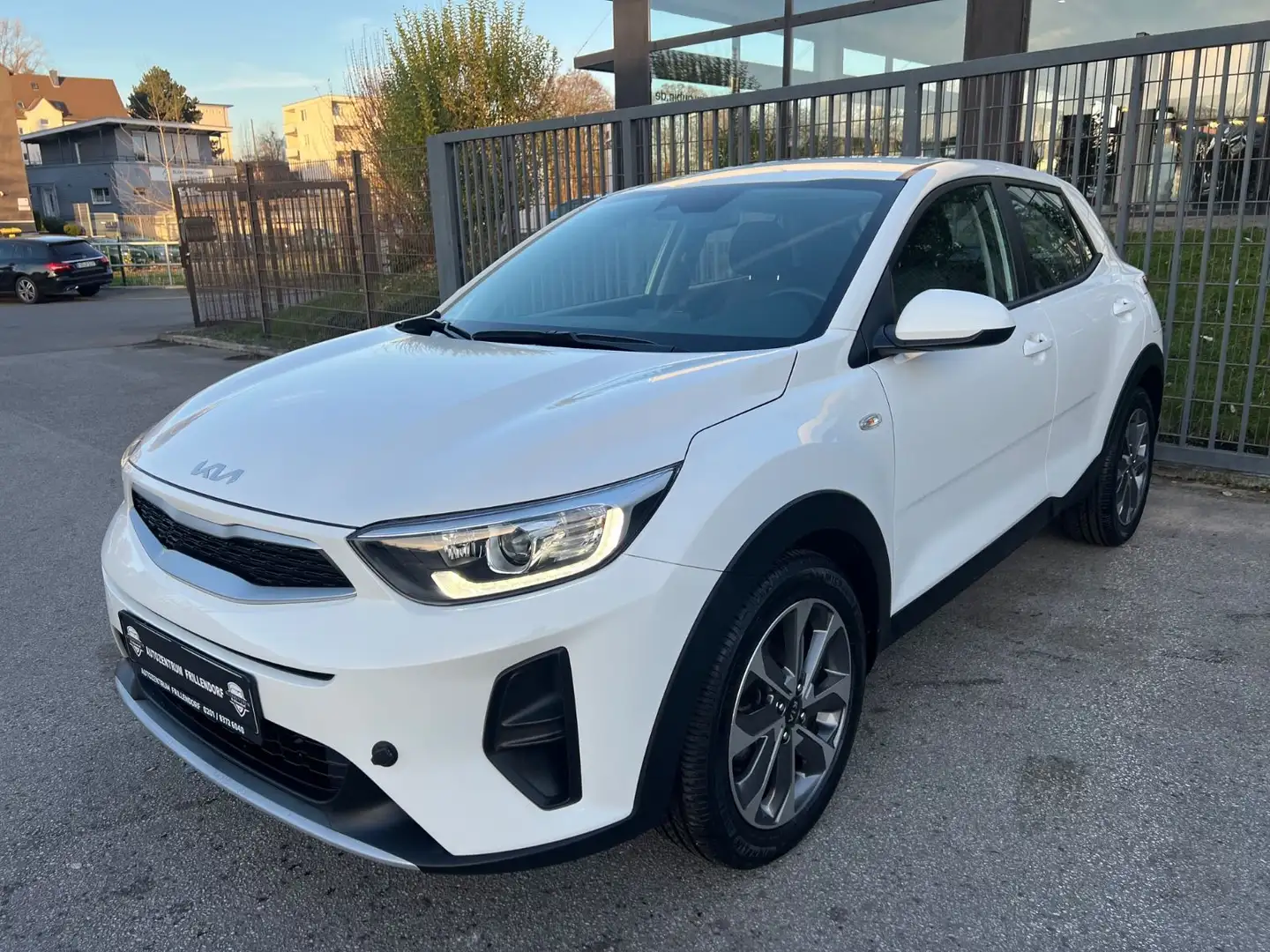 Kia Stonic Vision AUTOMATIK/NAVI/KAMERA/WINTERPAKET! Weiß - 1