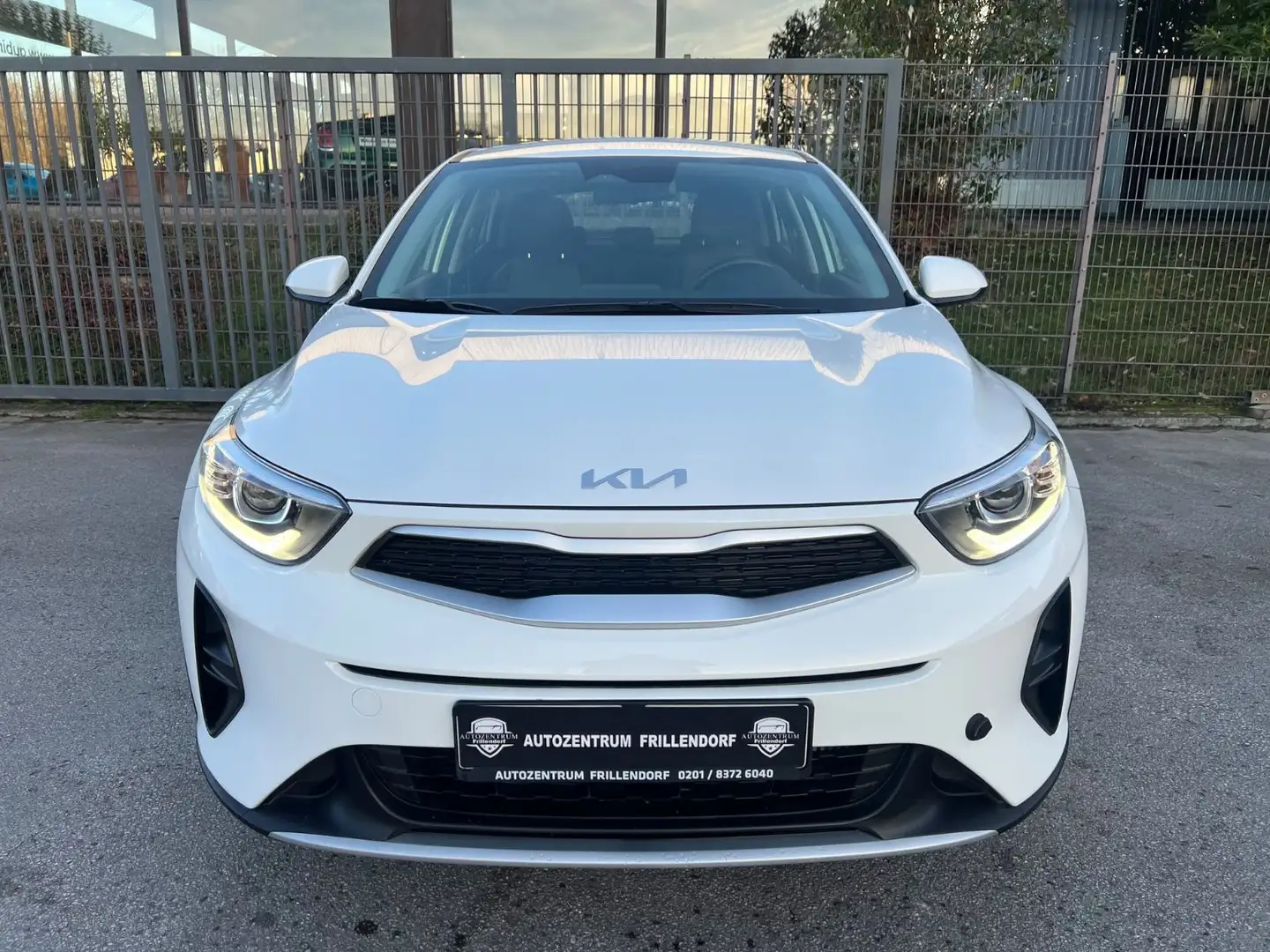 Kia Stonic Vision AUTOMATIK/NAVI/KAMERA/WINTERPAKET! Weiß - 2