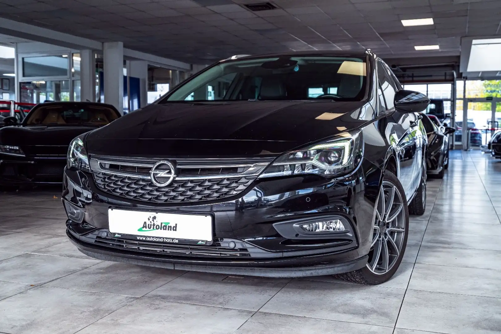 Opel Astra 1.4 Turbo Start/Stop Sports Tourer Innovat Noir - 1