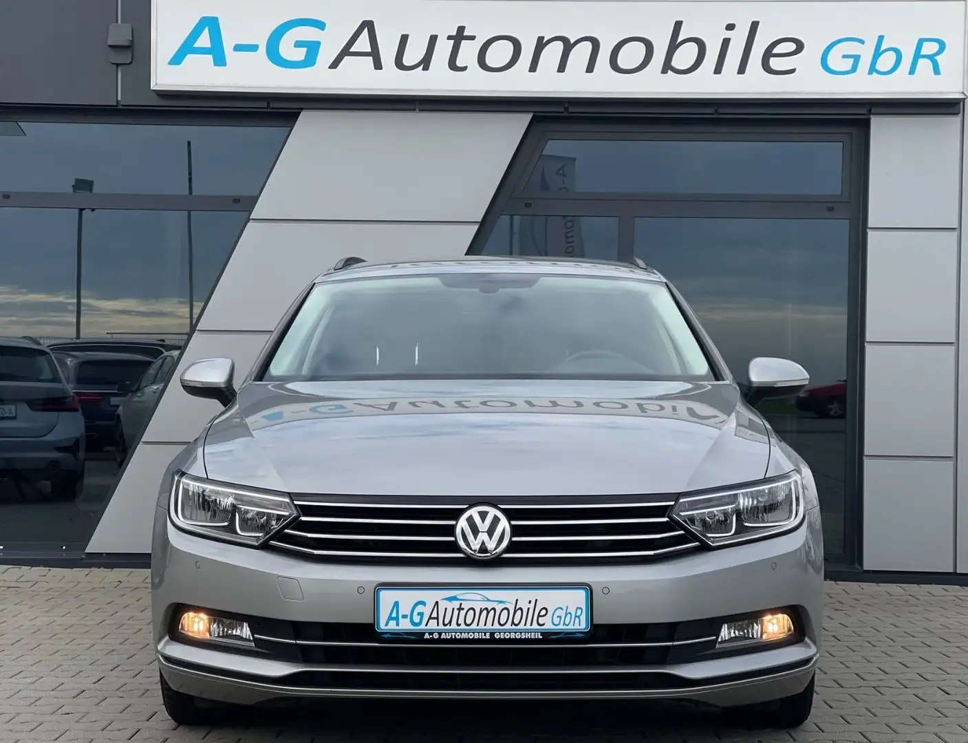 Volkswagen Passat Variant 2.0 TDI DSG AHK ACC - 2