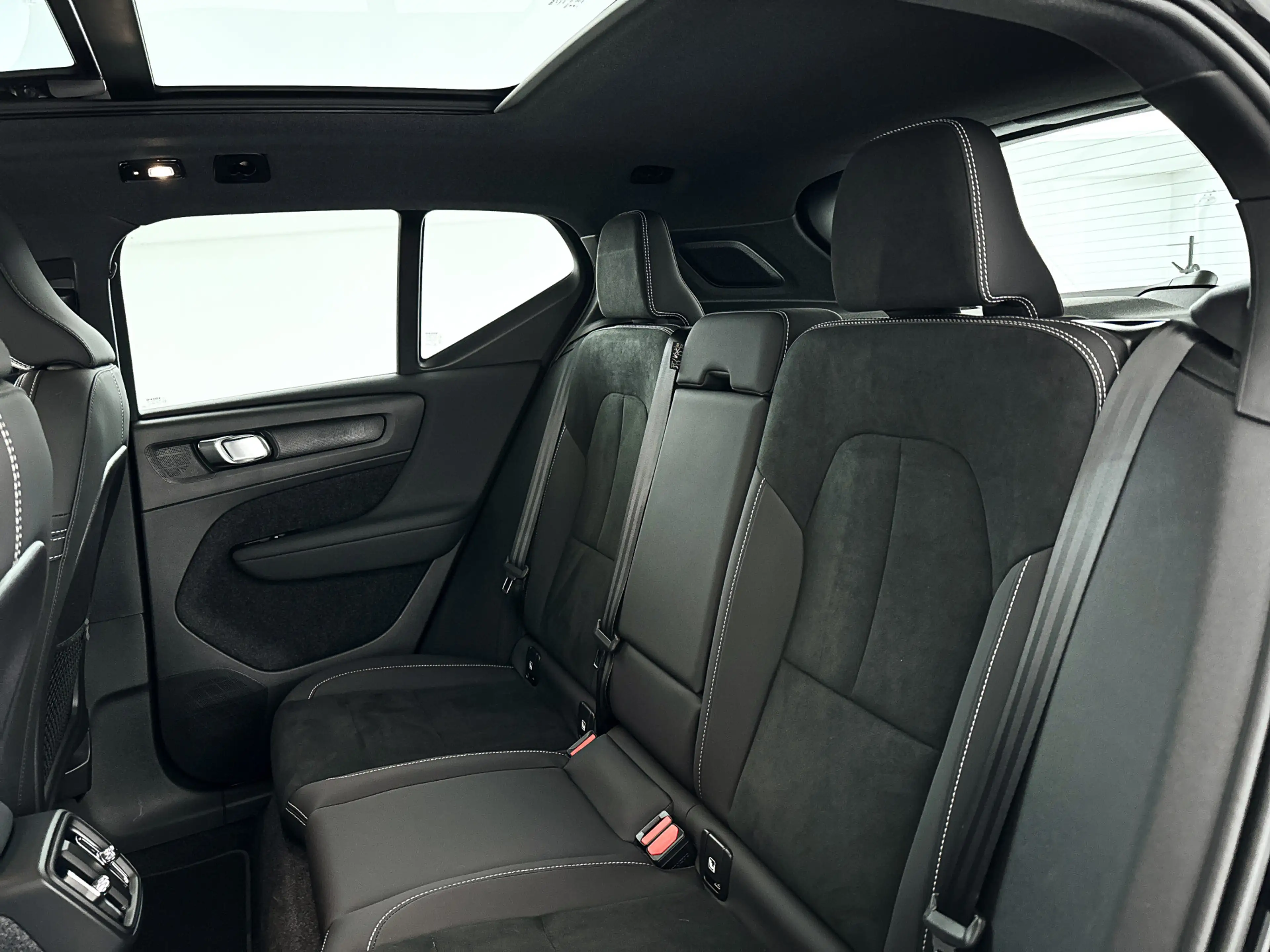 Volvo XC40 B4 Plus Black Edition | Panoramadak | 360° camera — photo 13