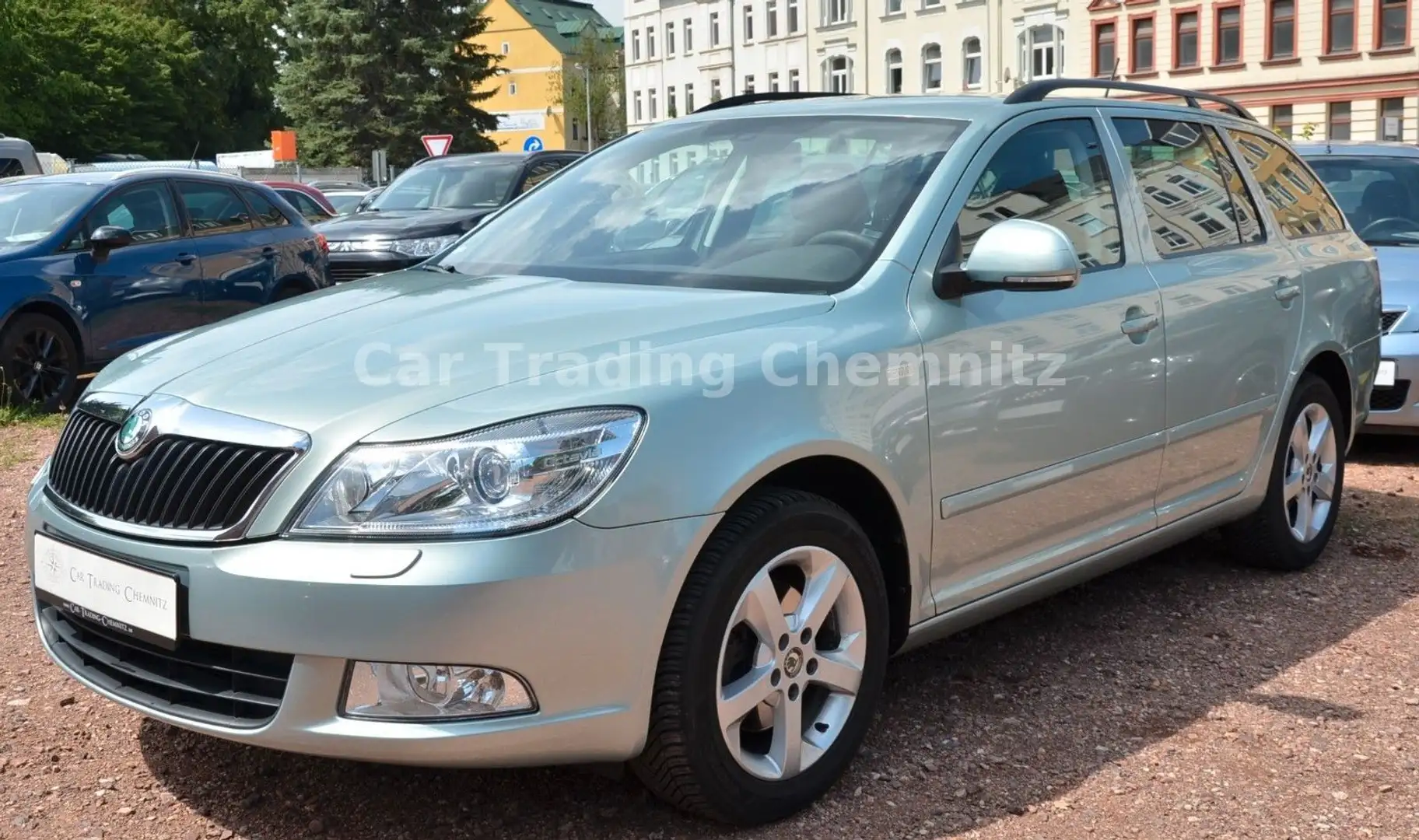 Skoda Octavia Combi 2.0 TDI Klimaautomatik Xenon AHK Groen - 1
