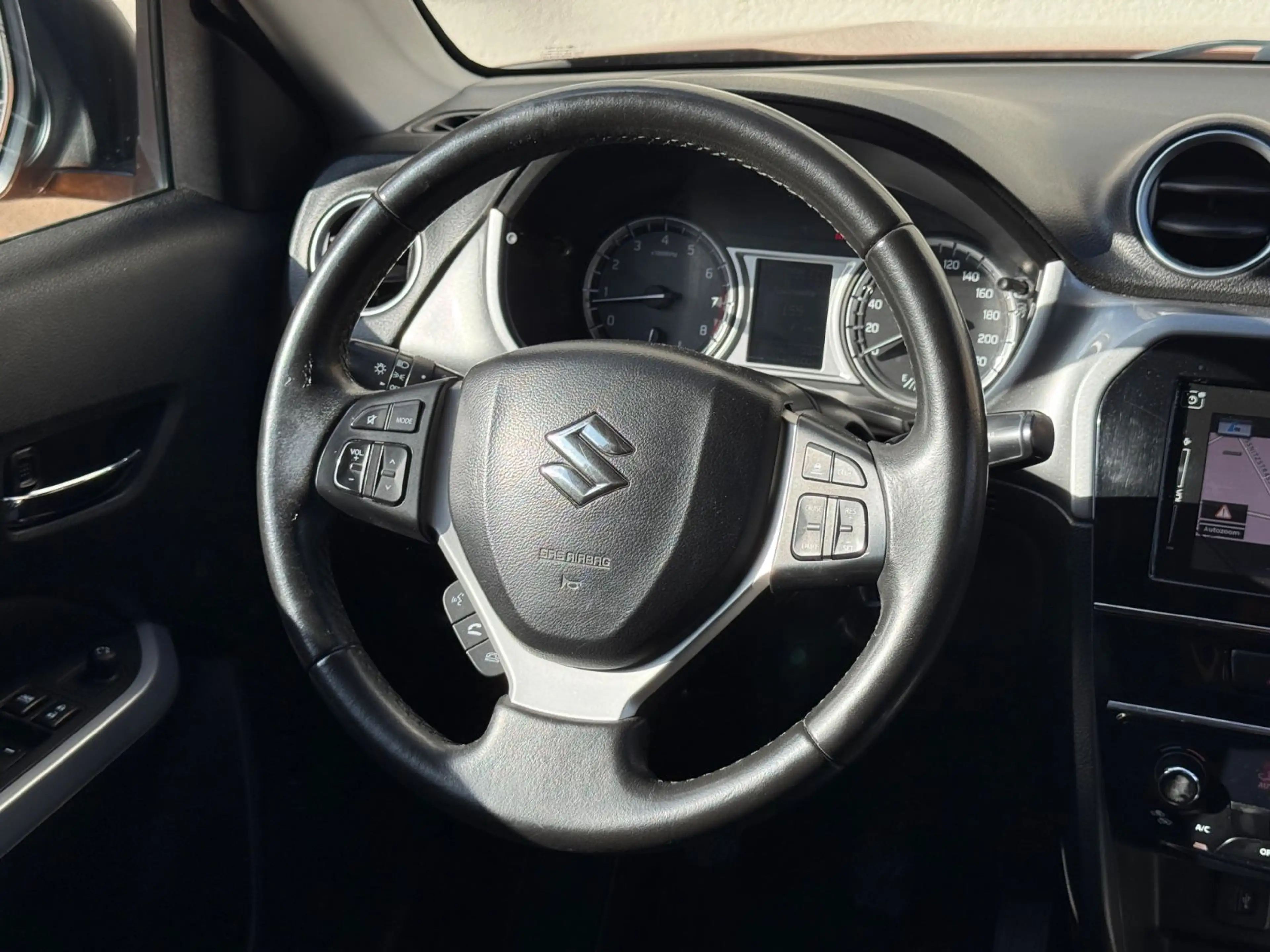 Suzuki Vitara 4x4 Rückfahrkamera SH-gepflegt PDC NAVI — photo 13
