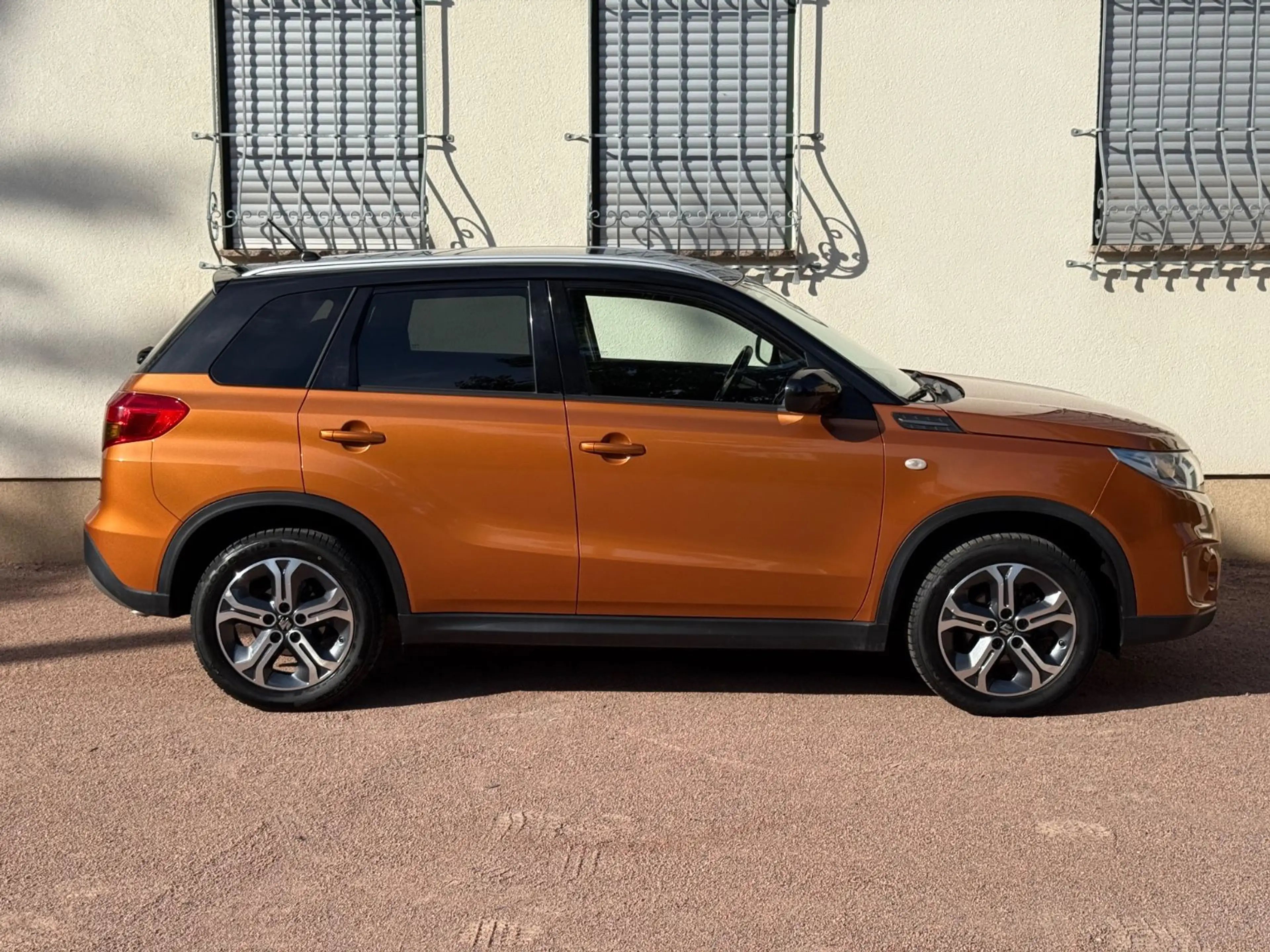 Suzuki Vitara 4x4 Rückfahrkamera SH-gepflegt PDC NAVI — photo 4