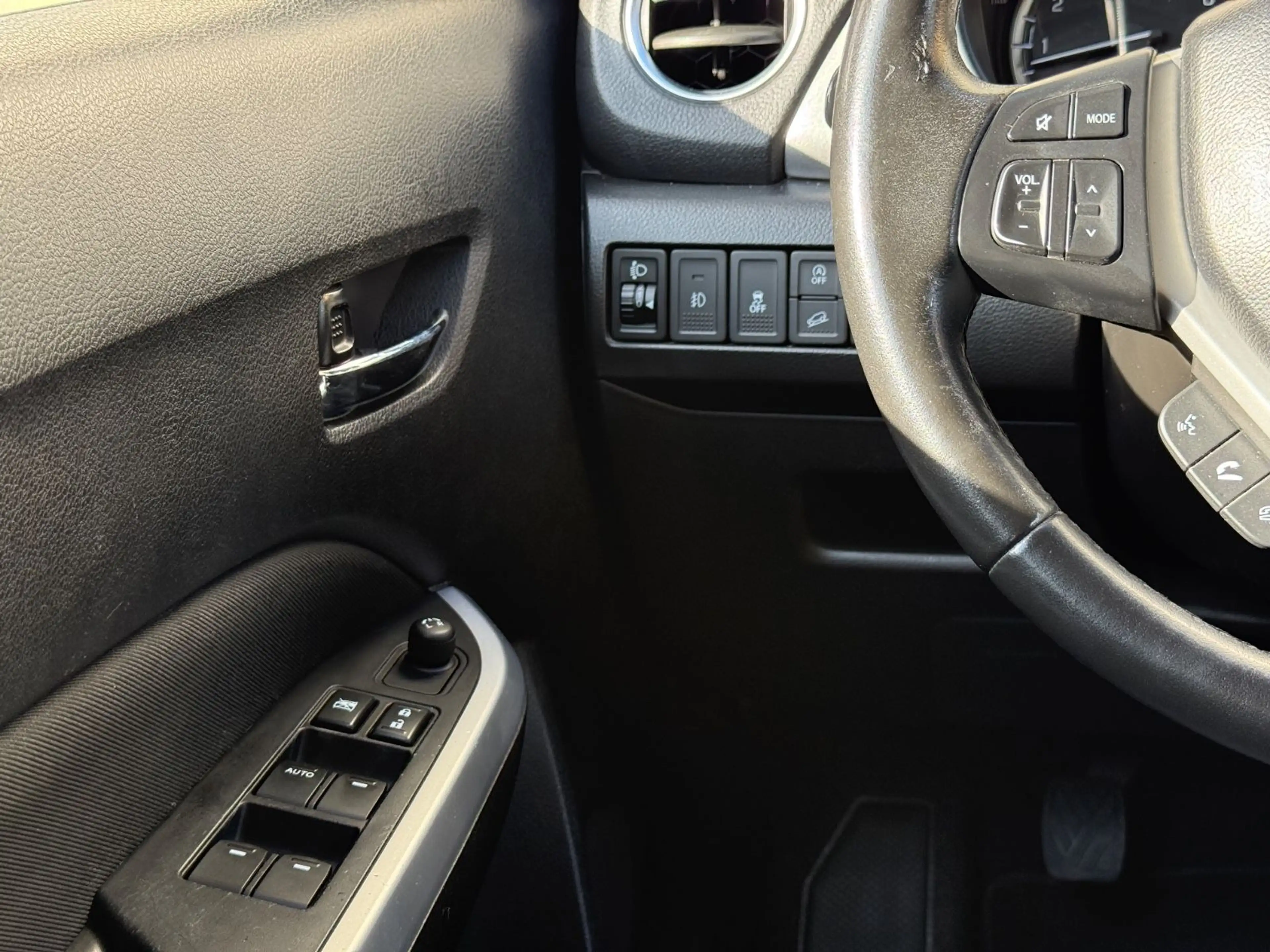 Suzuki Vitara 4x4 Rückfahrkamera SH-gepflegt PDC NAVI — photo 12