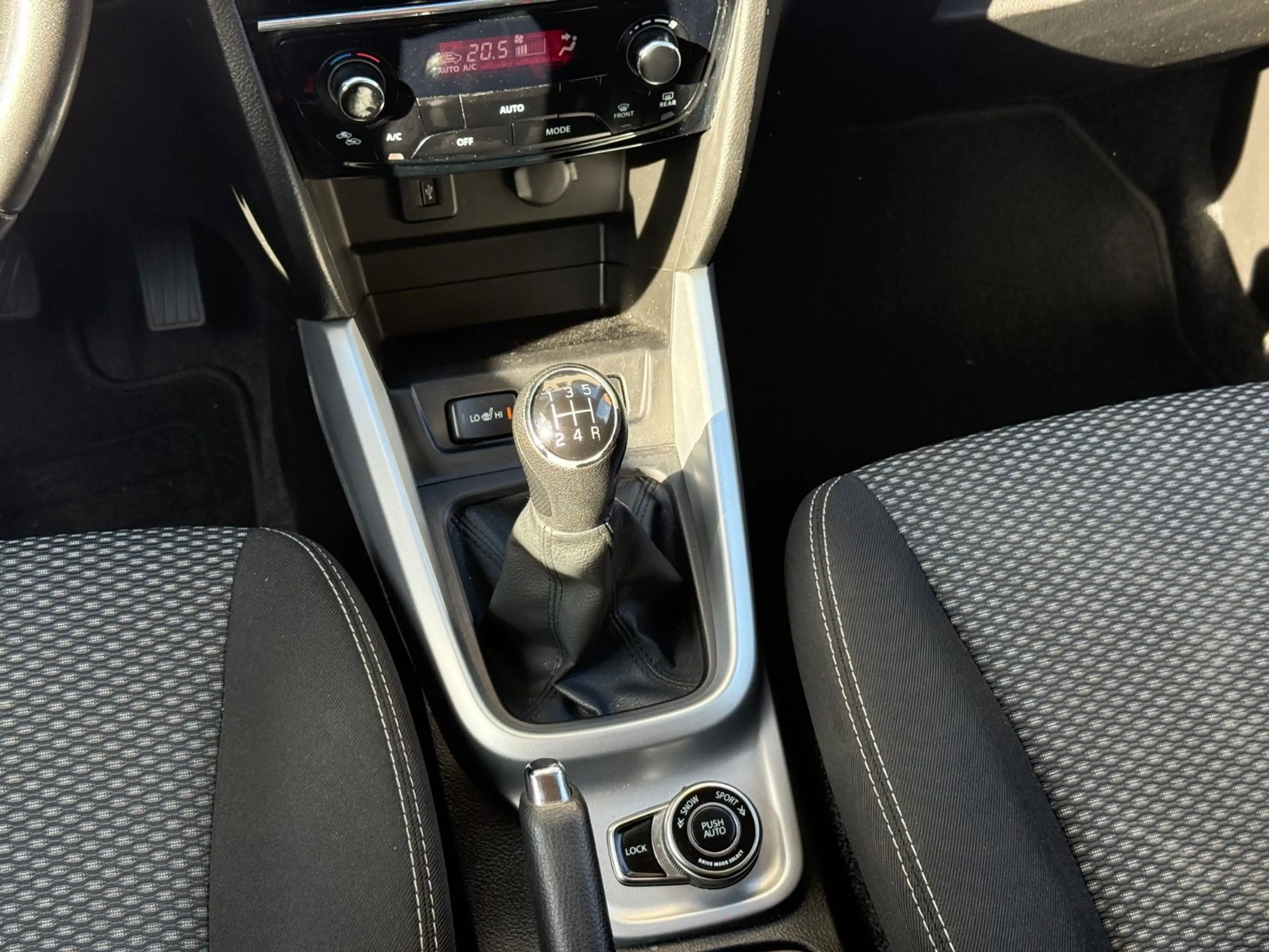 Suzuki Vitara 4x4 Rückfahrkamera SH-gepflegt PDC NAVI — photo 14