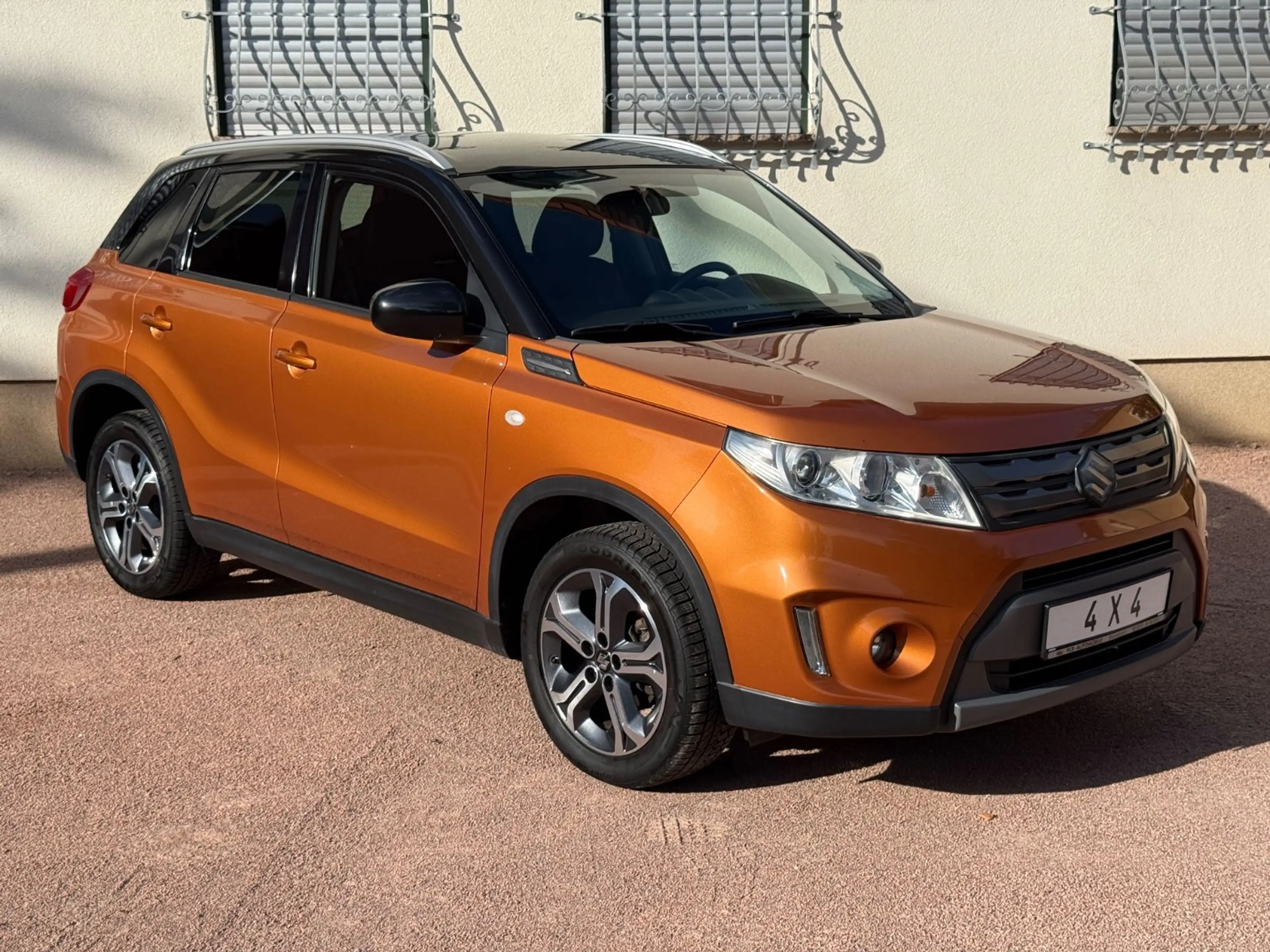 Suzuki Vitara 4x4 Rückfahrkamera SH-gepflegt PDC NAVI — photo 3