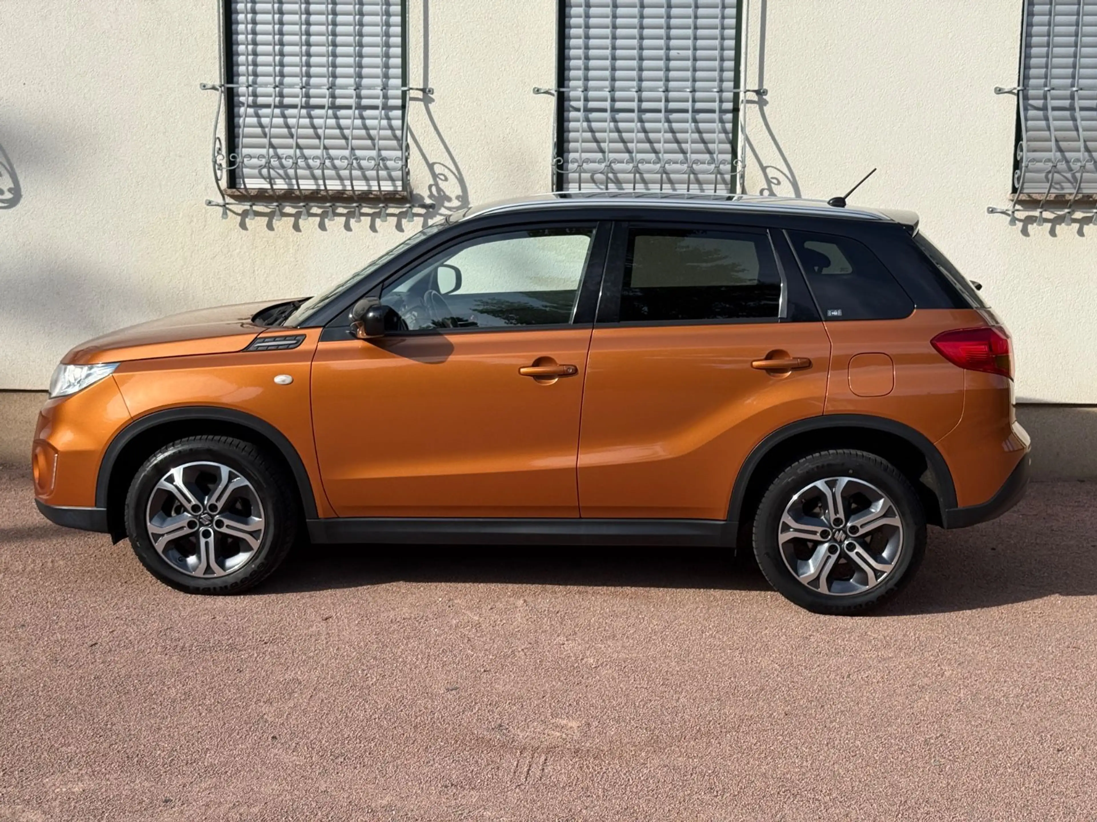 Suzuki Vitara 4x4 Rückfahrkamera SH-gepflegt PDC NAVI — photo 8