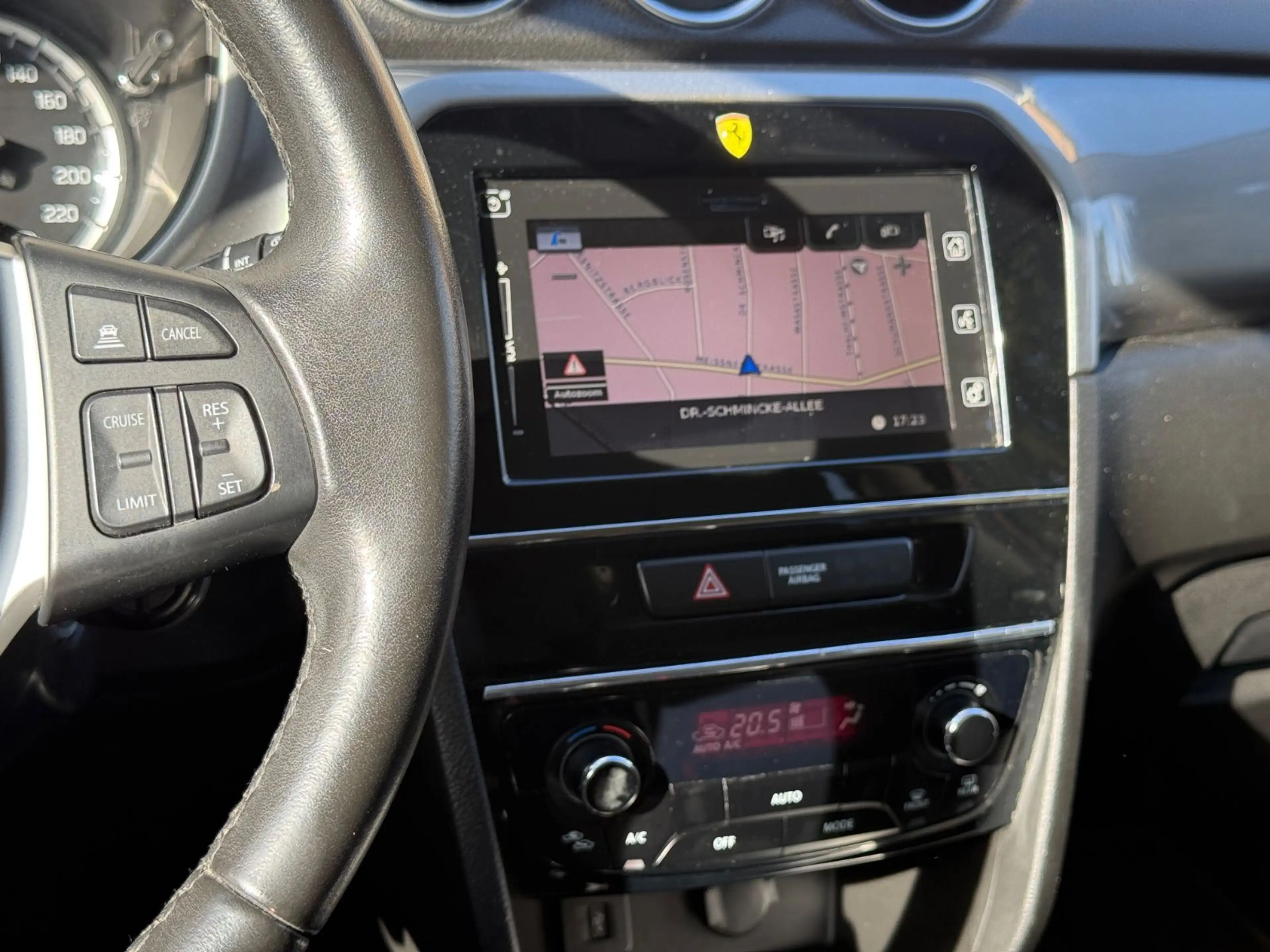Suzuki Vitara 4x4 Rückfahrkamera SH-gepflegt PDC NAVI — photo 15