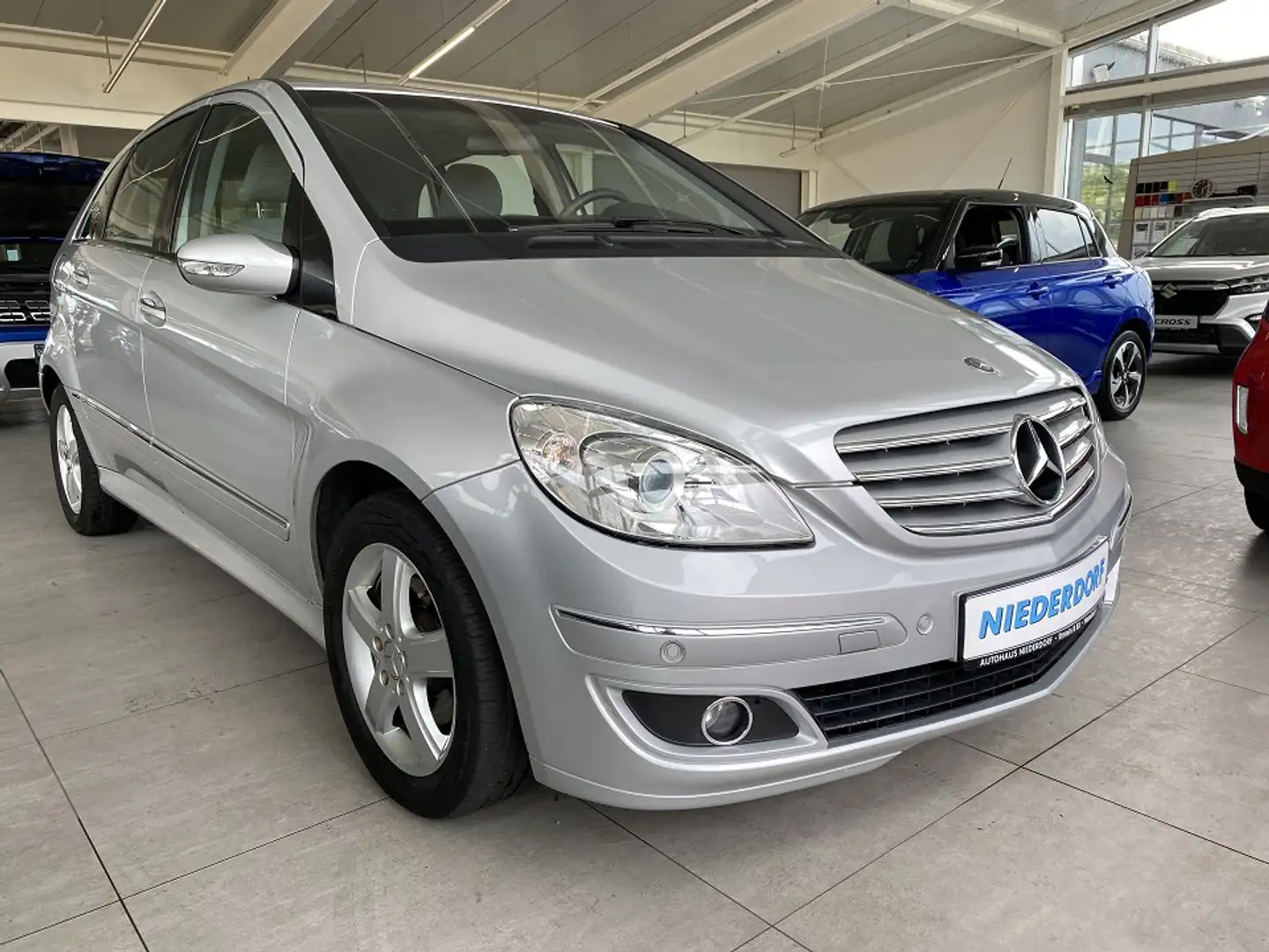 Mercedes-Benz B 200 Automatik AHK 1.HAND AUTOMATIK Silber - 1