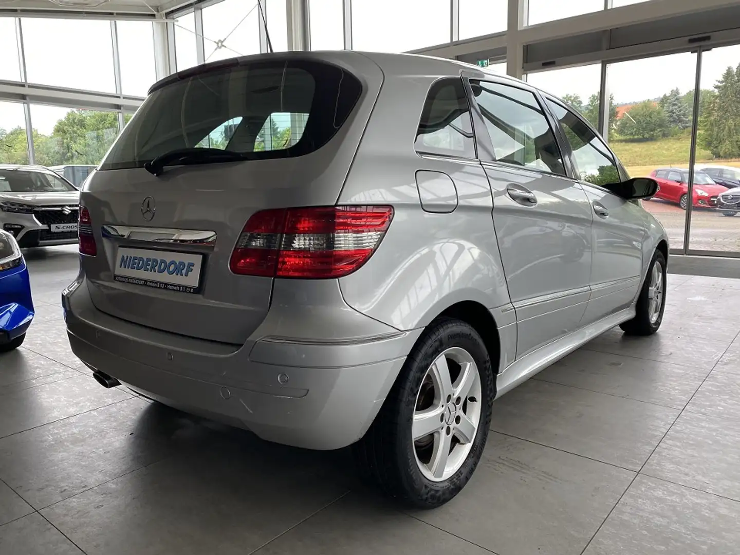 Mercedes-Benz B 200 Automatik AHK 1.HAND AUTOMATIK Silber - 2
