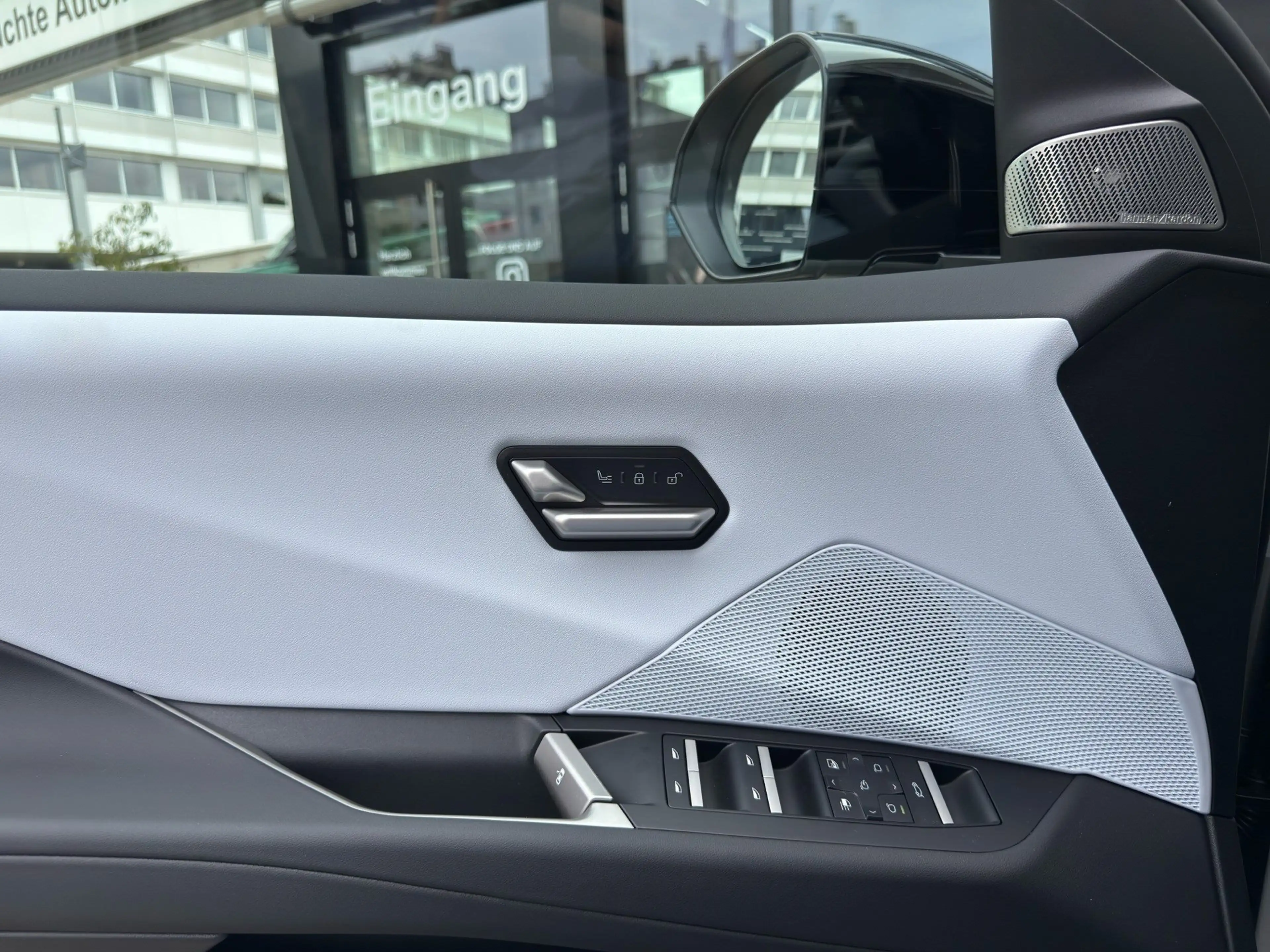 BMW iX3 40 M Sport Pro AHK PANO HUD Autobahnass. — photo 11