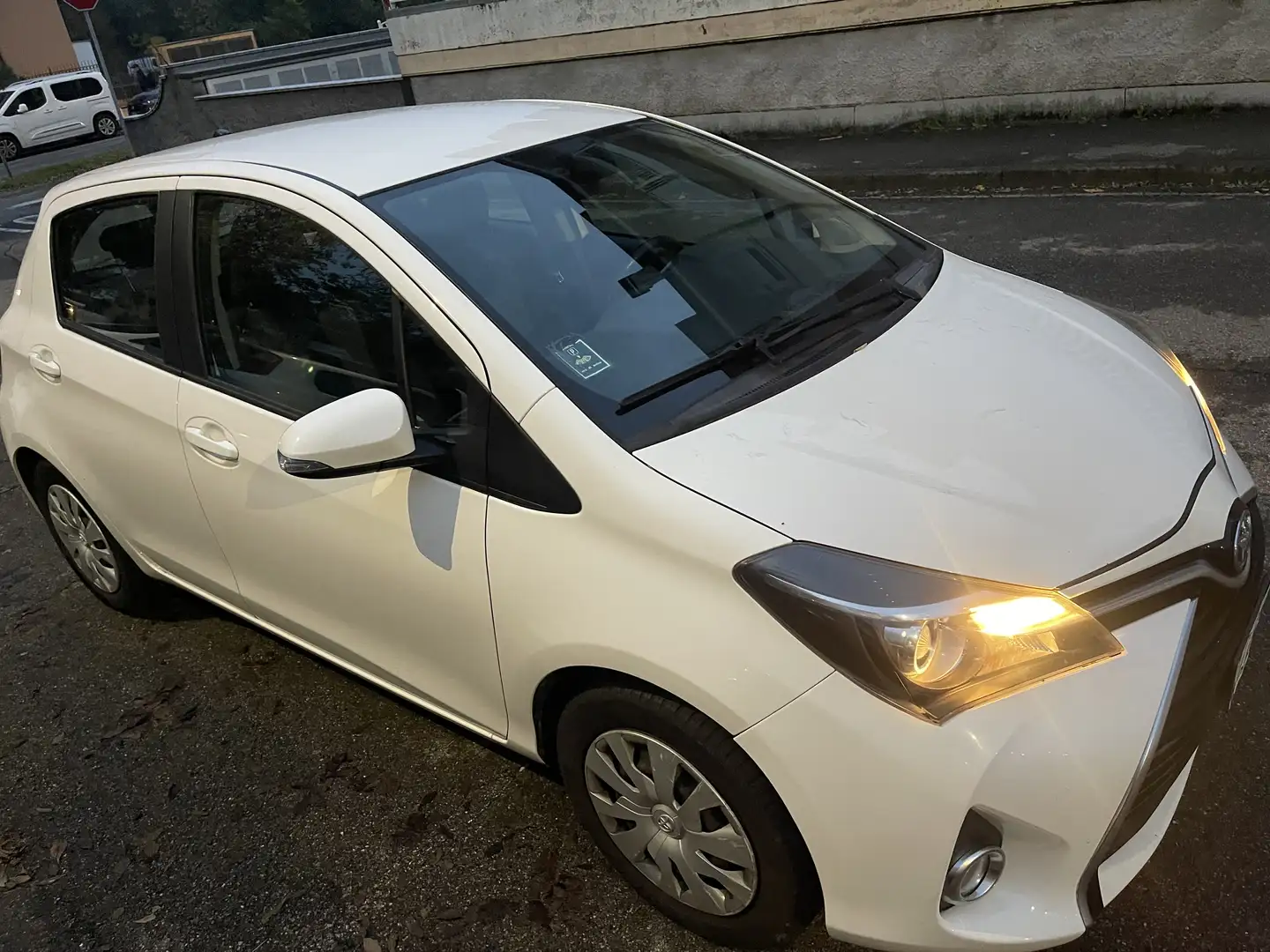 Toyota Yaris 1.5 VVT-i 74 CV full hybrid - 2