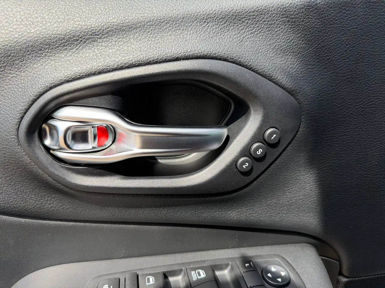 Jeep Cherokee снимка Jeep Cherokee