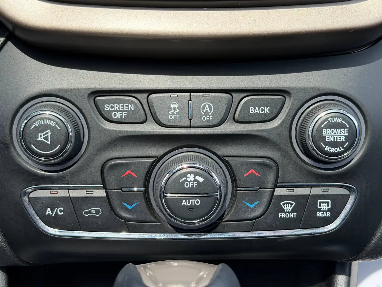 Jeep Cherokee снимка Jeep Cherokee