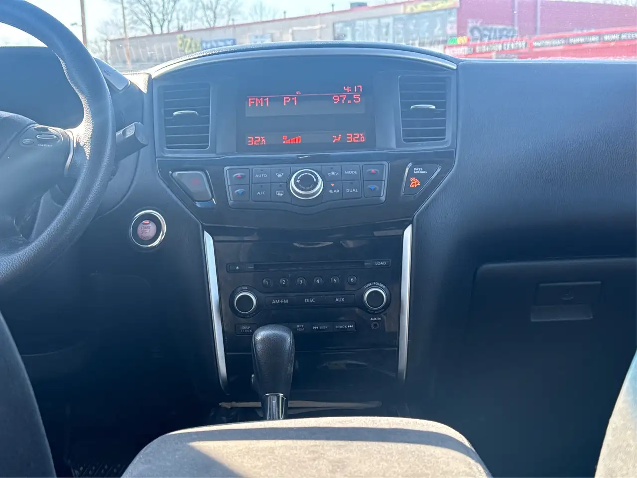 Nissan Pathfinder снимка Nissan Pathfinder