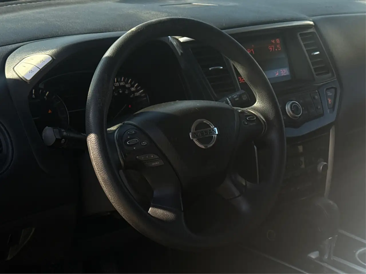 Nissan Pathfinder снимка Nissan Pathfinder