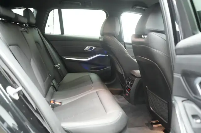 BMW 3 Series view 9