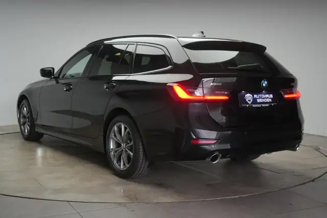 BMW 3 Series view 4