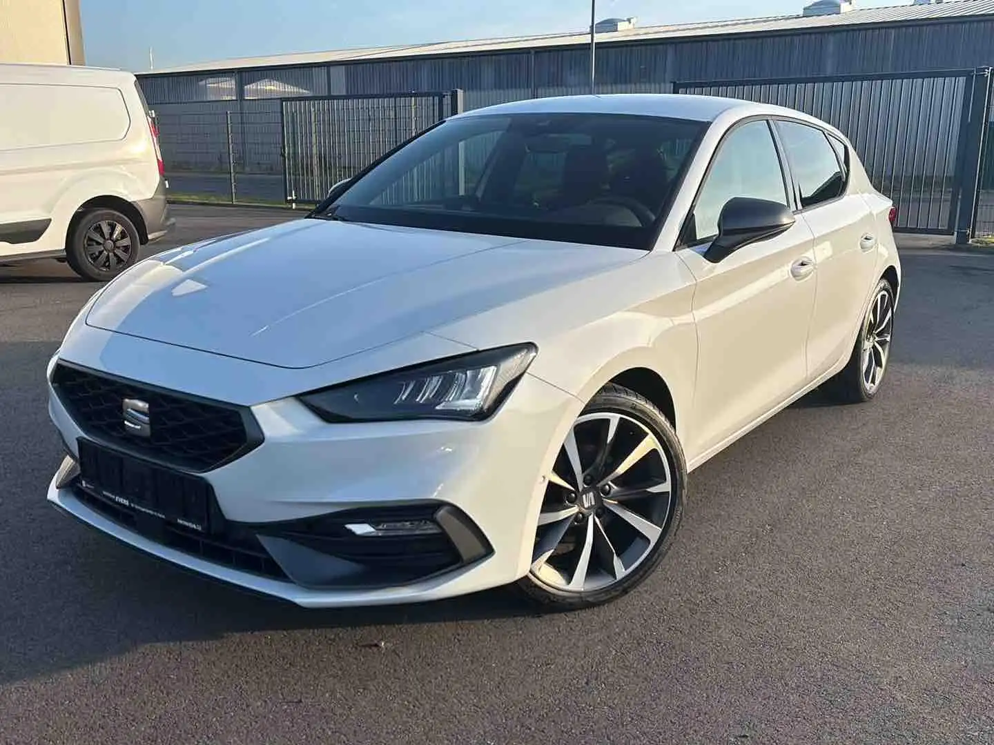 SEAT Leon 1.5 TSI FR 6-Gang Kamera ACC 18" Navi SHZ Weiß - 2