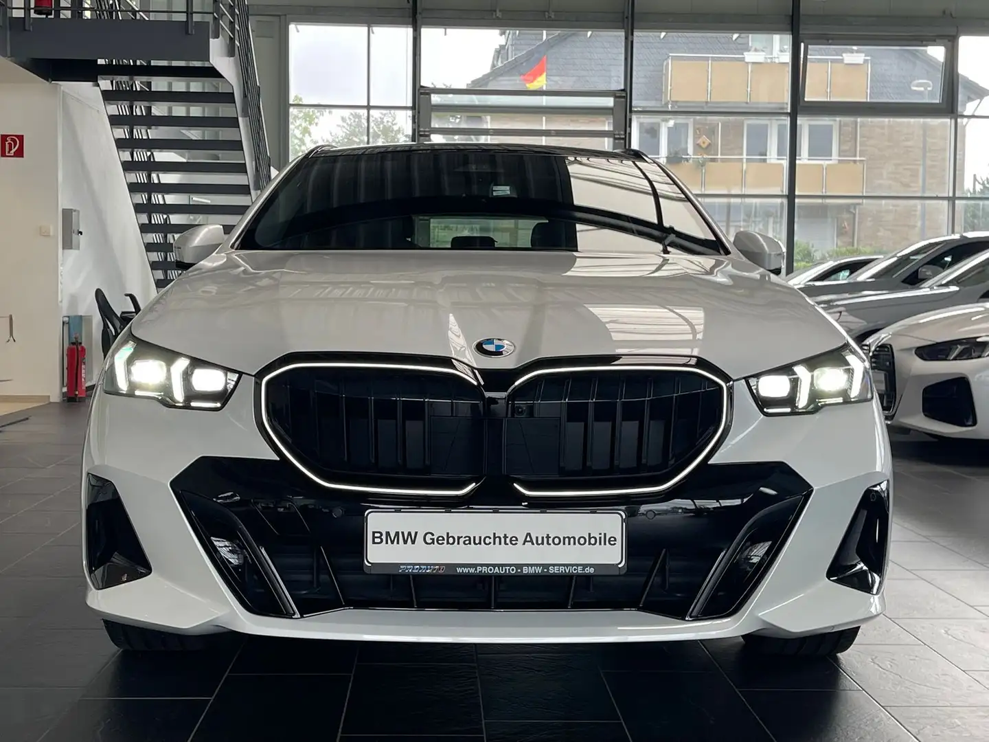 BMW 520 d xDrive Tour. M Sport Pro 360°/Pano/Travel/20"/AH Weiß - 2